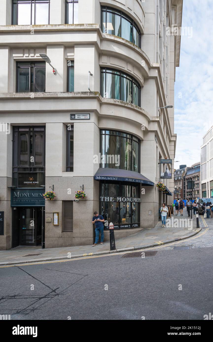 Esterno del Monument, una casa pubblica di Greene King all'angolo tra Fish Street Hill e Monument Street, Londra, Inghilterra, Regno Unito Foto Stock