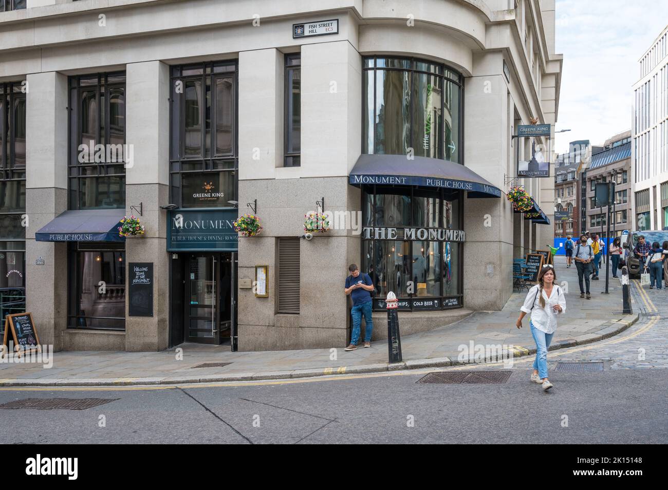 Esterno del Monument, una casa pubblica di Greene King all'angolo tra Fish Street Hill e Monument Street, Londra, Inghilterra, Regno Unito Foto Stock