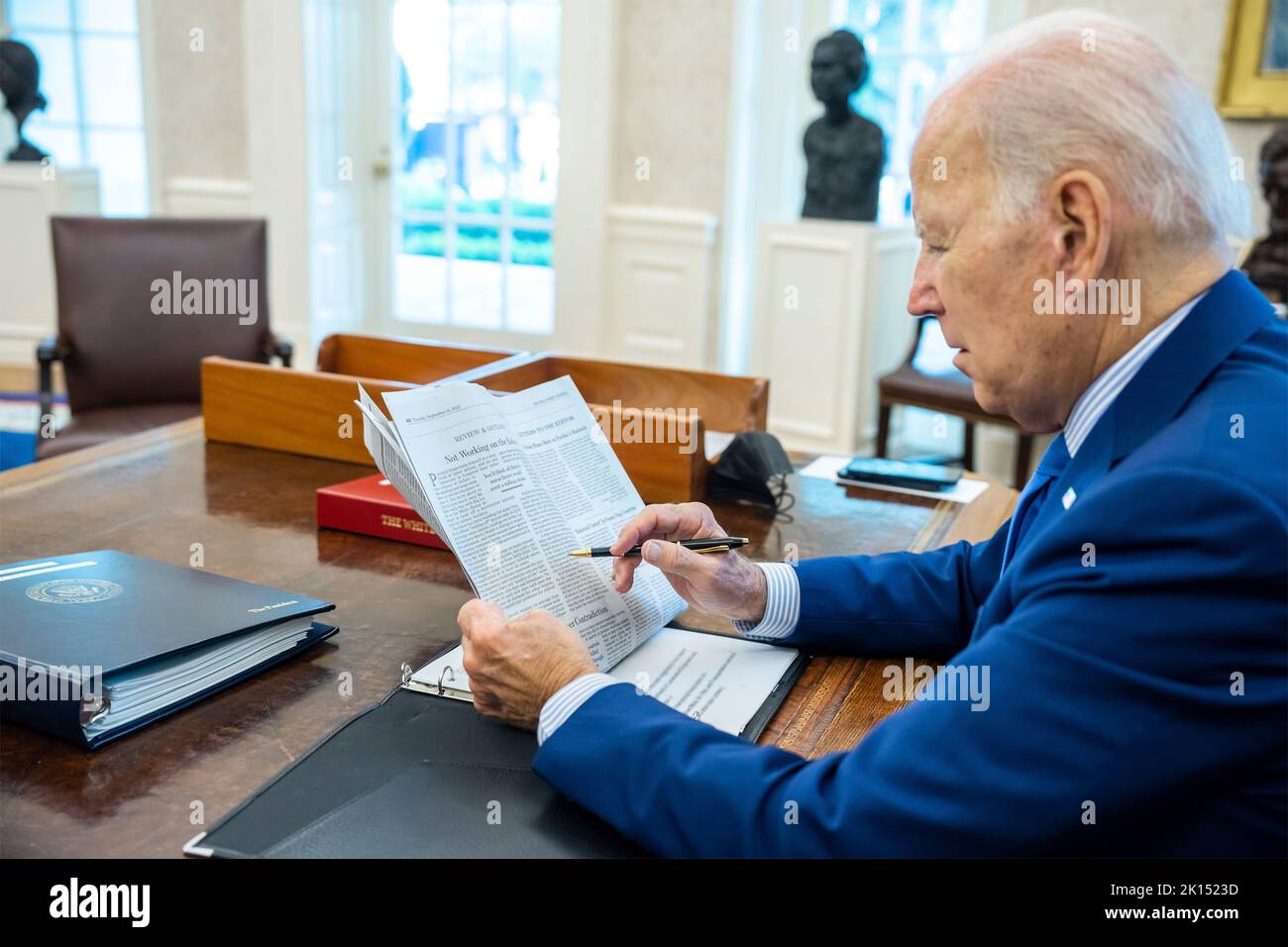 Washington, Stati Uniti d'America. 15th Set, 2022. Washington, Stati Uniti d'America. 15 Settembre 2022. Il presidente degli Stati Uniti Joe Biden, legge un commento editoriale nel Wall Street Journal sulle questioni del lavoro ferroviario presso l'Ufficio ovale della Casa Bianca, 15 settembre 2022 a Washington, DC dopo l'intervento dell'ultimo minuto Biden ha aiutato ad evitare uno sciopero da parte dei sindacati sulle condizioni di lavoro. Credit: Adam Schultz/White House Photo/Alamy Live News Foto Stock