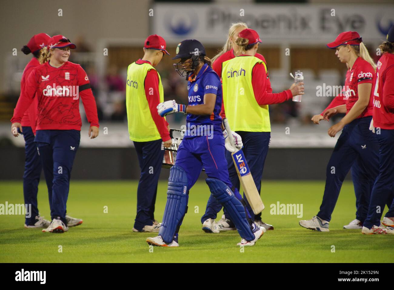 Chester le Street, Inghilterra, 10 settembre 2022. Harmanpreet Kaur of India Donne che lasciano il campo dopo essere stato respinto contro l'Inghilterra Donne nella prima Vitality IT20 al Seat Unique Riverside, Chester le Street. Credito: Colin Edwards Foto Stock