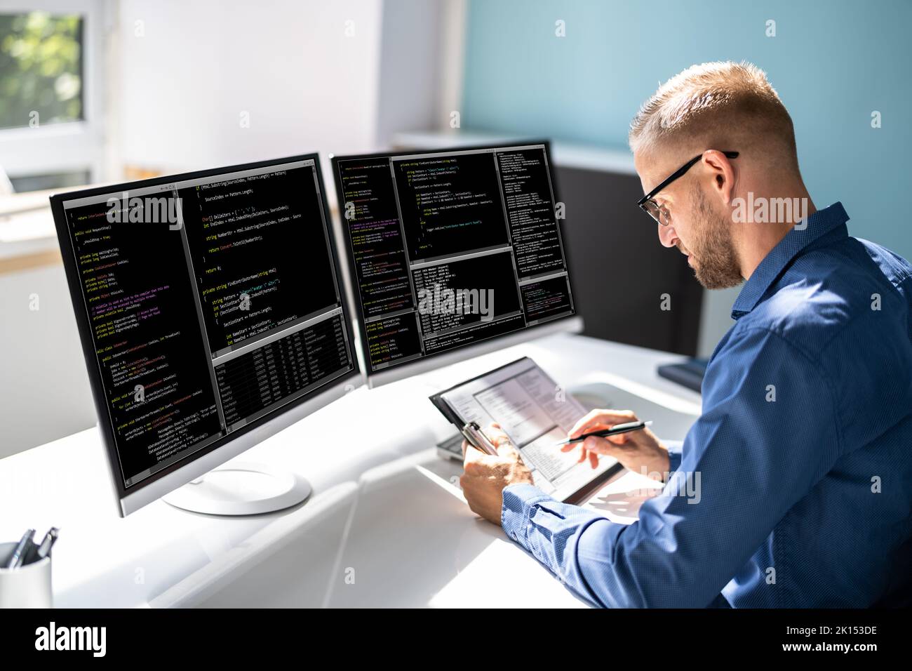 Programmatore di computer che scrive il codice di programma sul computer in Office Foto Stock