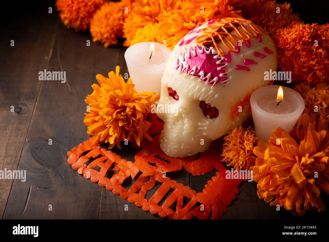 Scafi di zucchero con candela, fiori di Cempasuchil o Marigold e Papel Picado. Decorazione tradizionalmente utilizzata negli altari per la celebrazione del giorno di Foto Stock