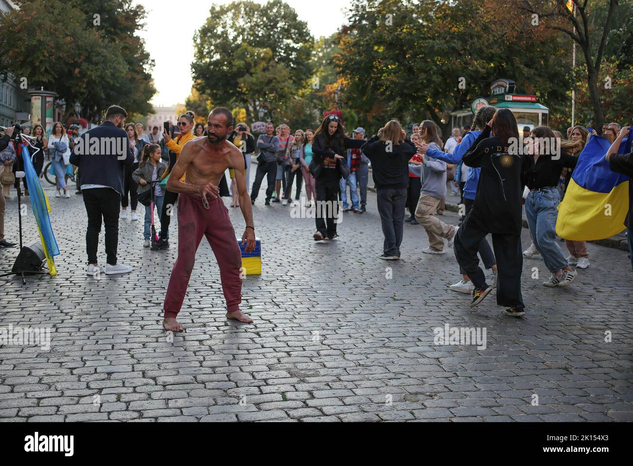 Odessa, Ucraina. 15th Set, 2022. La gente è vista ballare ad un gruppo di musica di strada. Nonostante l'invasione su larga scala della Federazione Russa, nei fine settimana, la gioia e la vita regnano sulla strada principale di Odessa - Deribasovskaya, vacanzieri a piedi, danza, divertirsi, come in tempo di pace. Deribasovskaya Street - una delle strade centrali della città di Odessa, è una delle principali attrazioni della city.Since la fine del 20th ° secolo, la maggior parte di Deribasovskaya è stata chiusa al traffico ed è una zona pedonale. Deribasovskaya è un luogo popolare per i festeggiamenti. Ci sono numerosi caffè e negozi in D Foto Stock