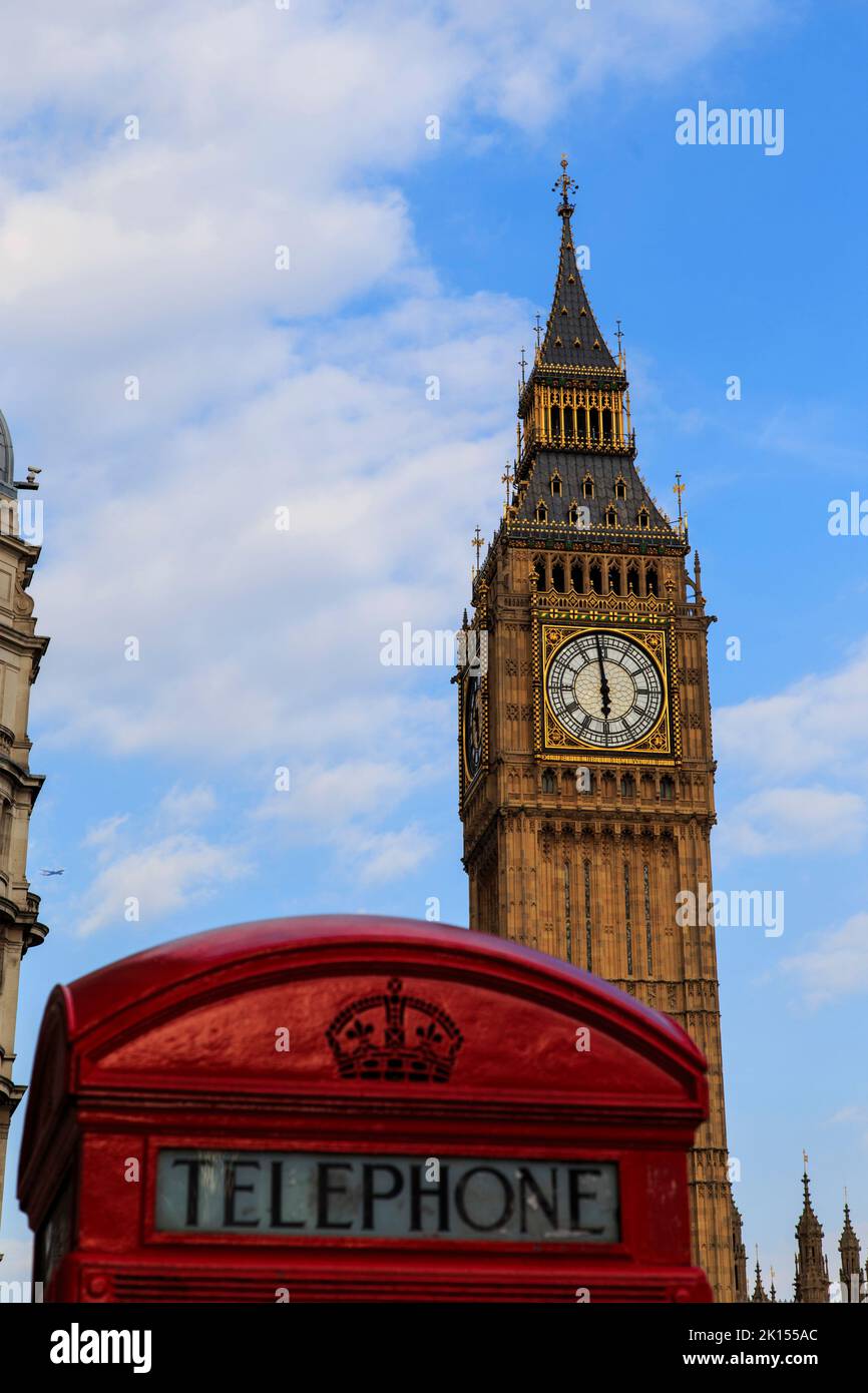 LONDRA, GRAN BRETAGNA - 15 MAGGIO 2014: Il Big ben e la cabina telefonica rossa sono i simboli più riconoscibili della città. Foto Stock