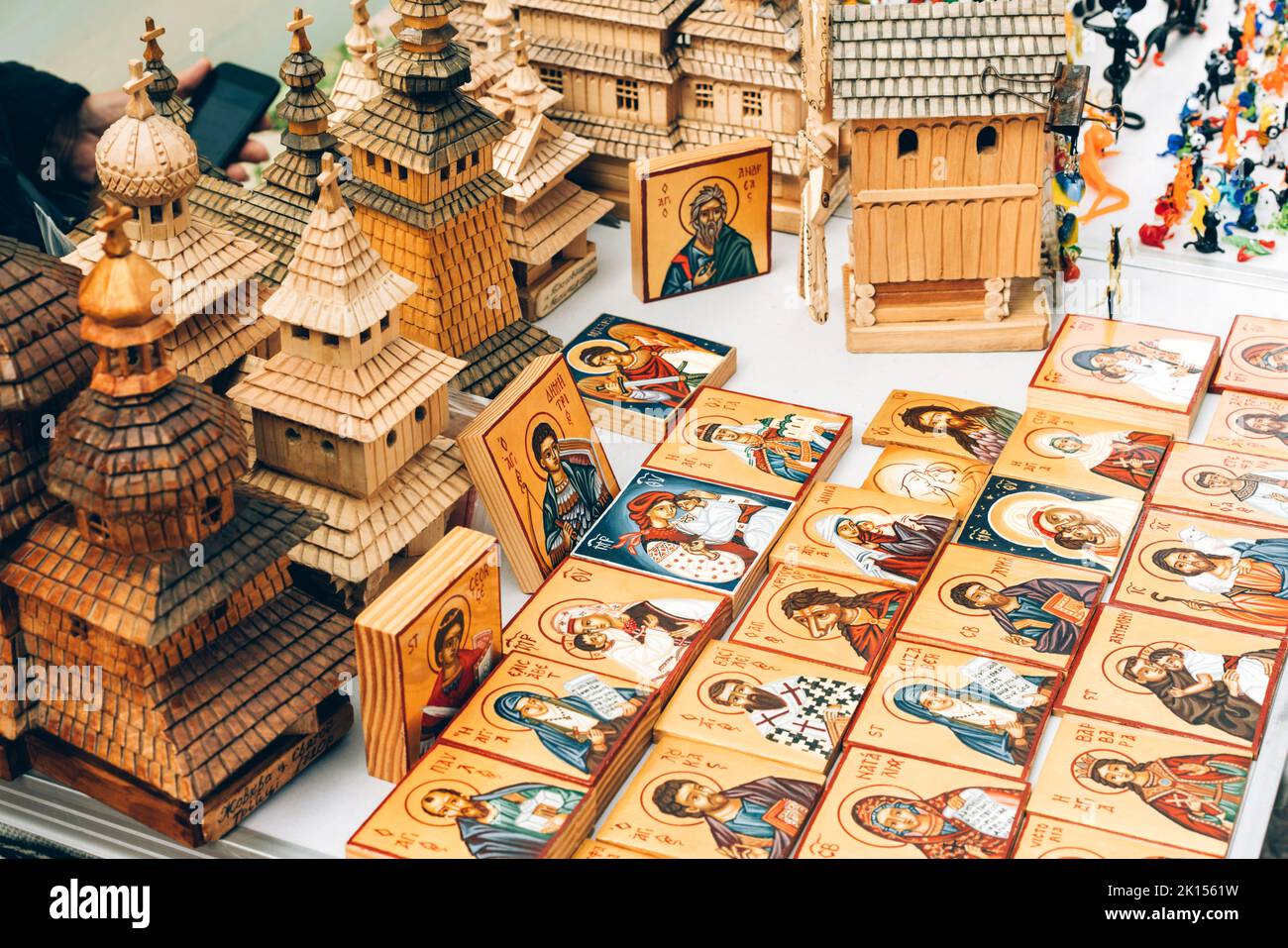 Lviv, Ucraina - 7 settembre 2022 : icone di chiesa in legno in miniatura e slavo come souvenir al mercato delle pulci o al negozio di souvenir. chu tradizionale ucraino Foto Stock