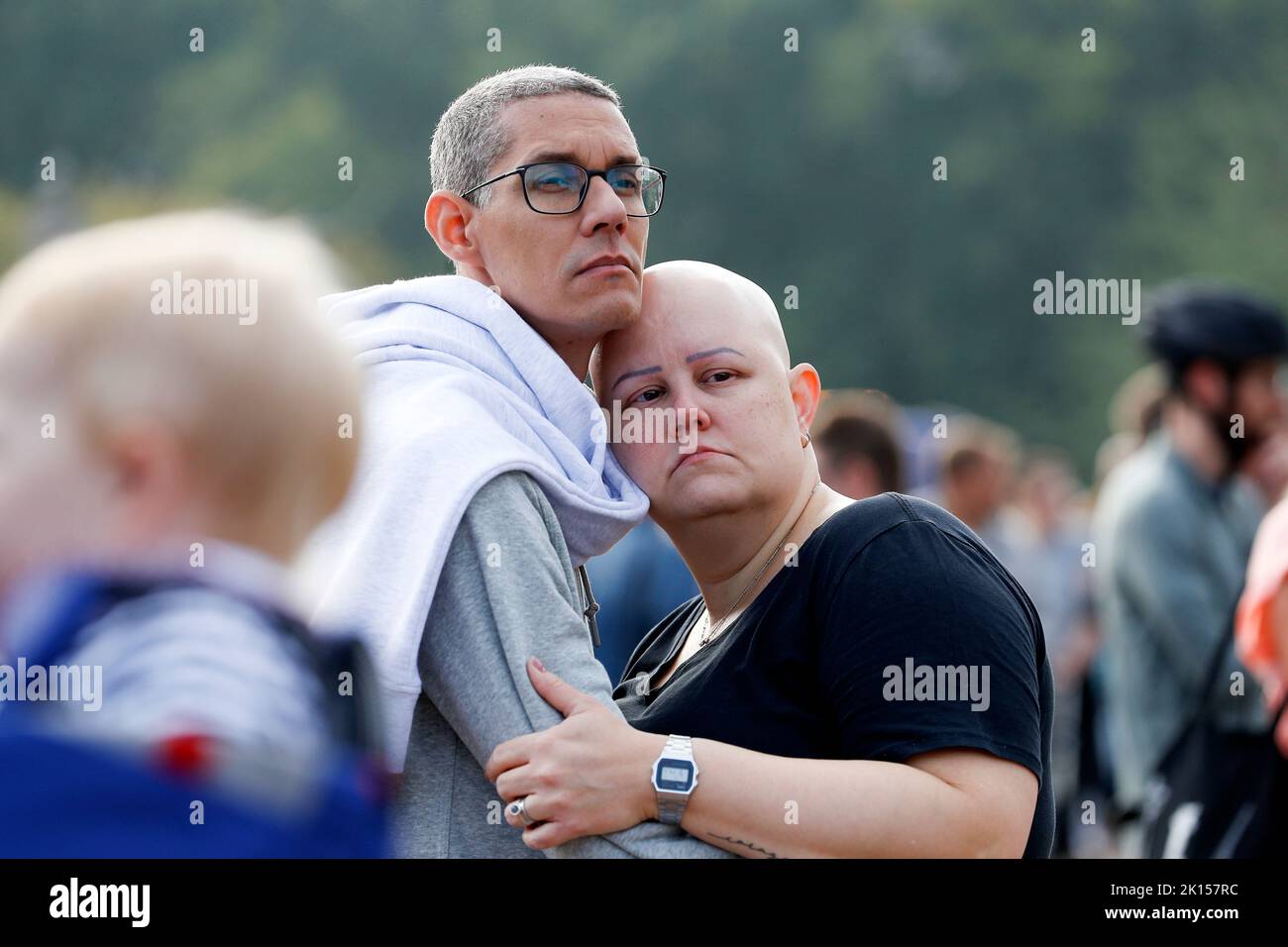 Londra UK 11th settembre 2022. Coppia fuori Buckingham Palace lutto per il recente passaggio della regina Elisabetta ii. Credit: John Patrick flet Foto Stock