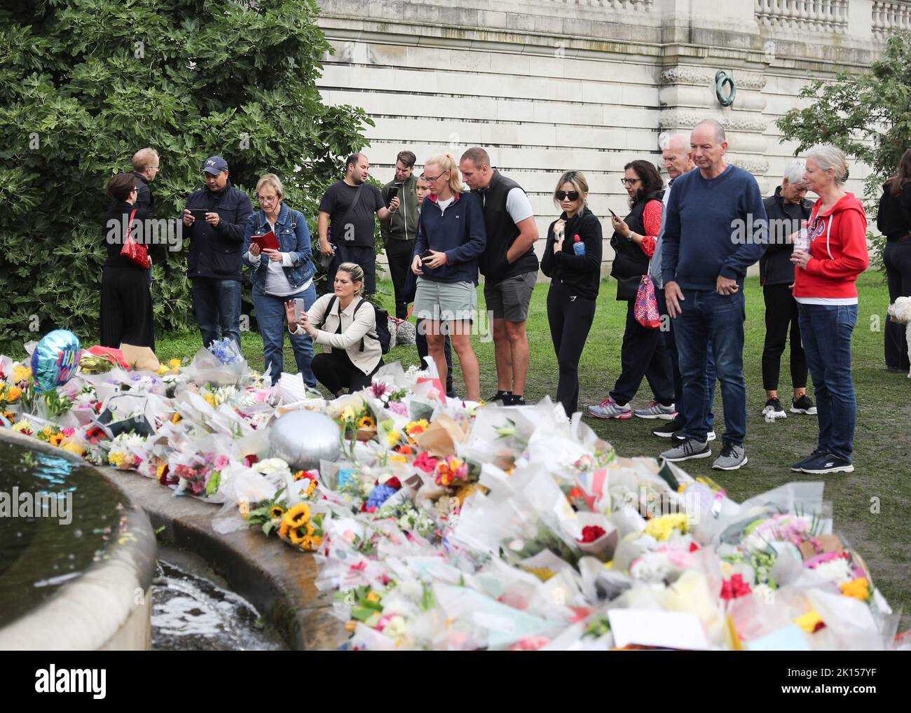 Londra UK 11th settembre 2022. I pianatori raccolgono Green Park per osservare i tributi floreali alla defunto Regina Elisabetta ii. Credit: John Patrick Fletcher Foto Stock