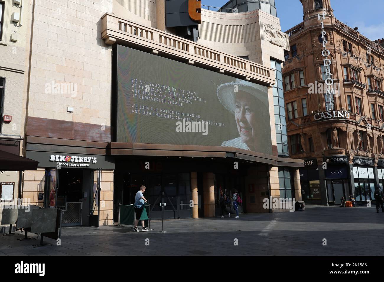 Londra UK 11th settembre 2022. Vue Cinema Londra in Leicester Square con un omaggio alla Regina Elisabetta ii. Credit: John Patrick Fletcher Foto Stock