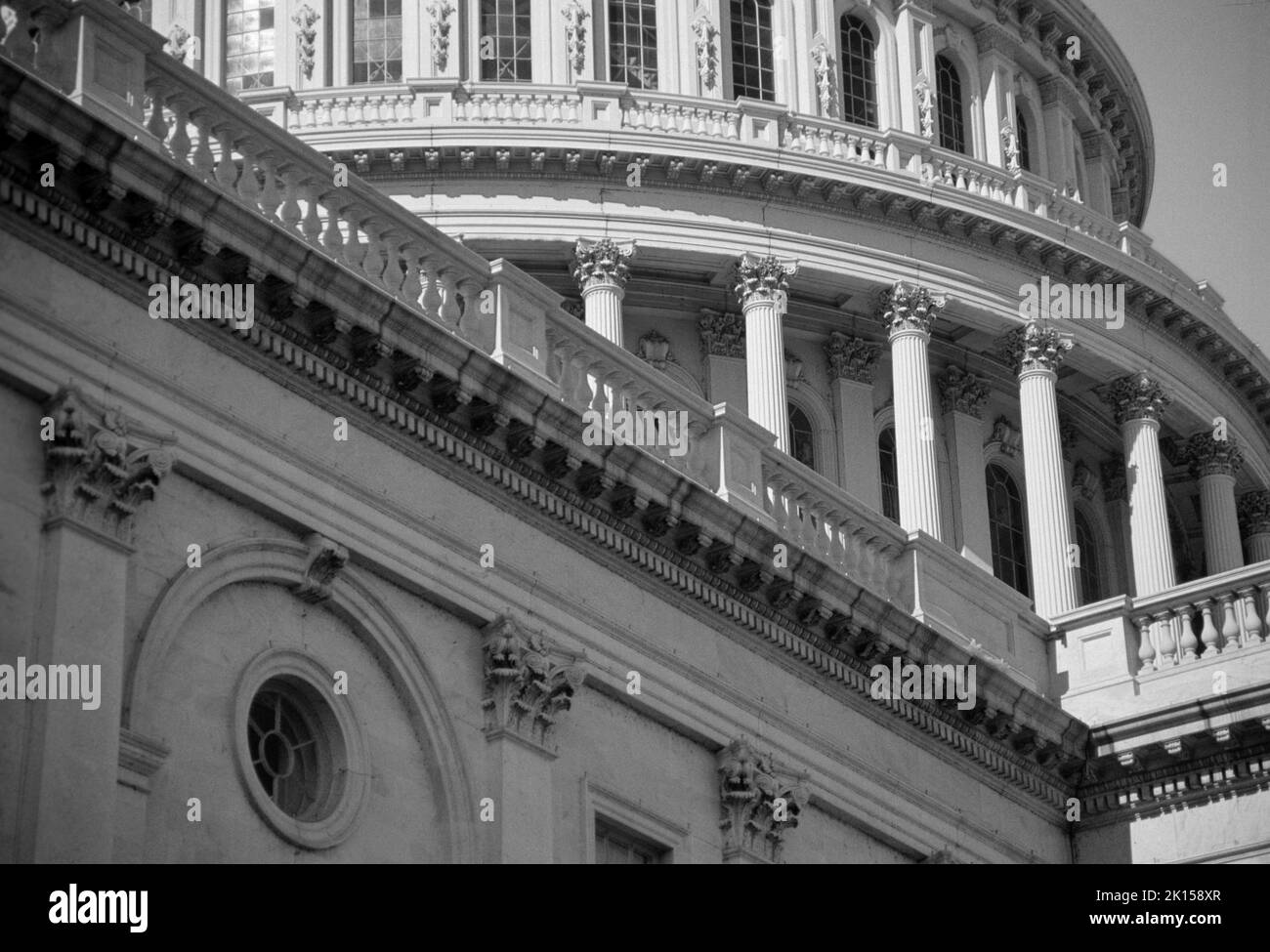 Foto in bianco e nero dell'edificio del Campidoglio degli Stati Uniti senza persone a Washington, D.C., District of Columbia, cielo senza nuvole, Foto Stock
