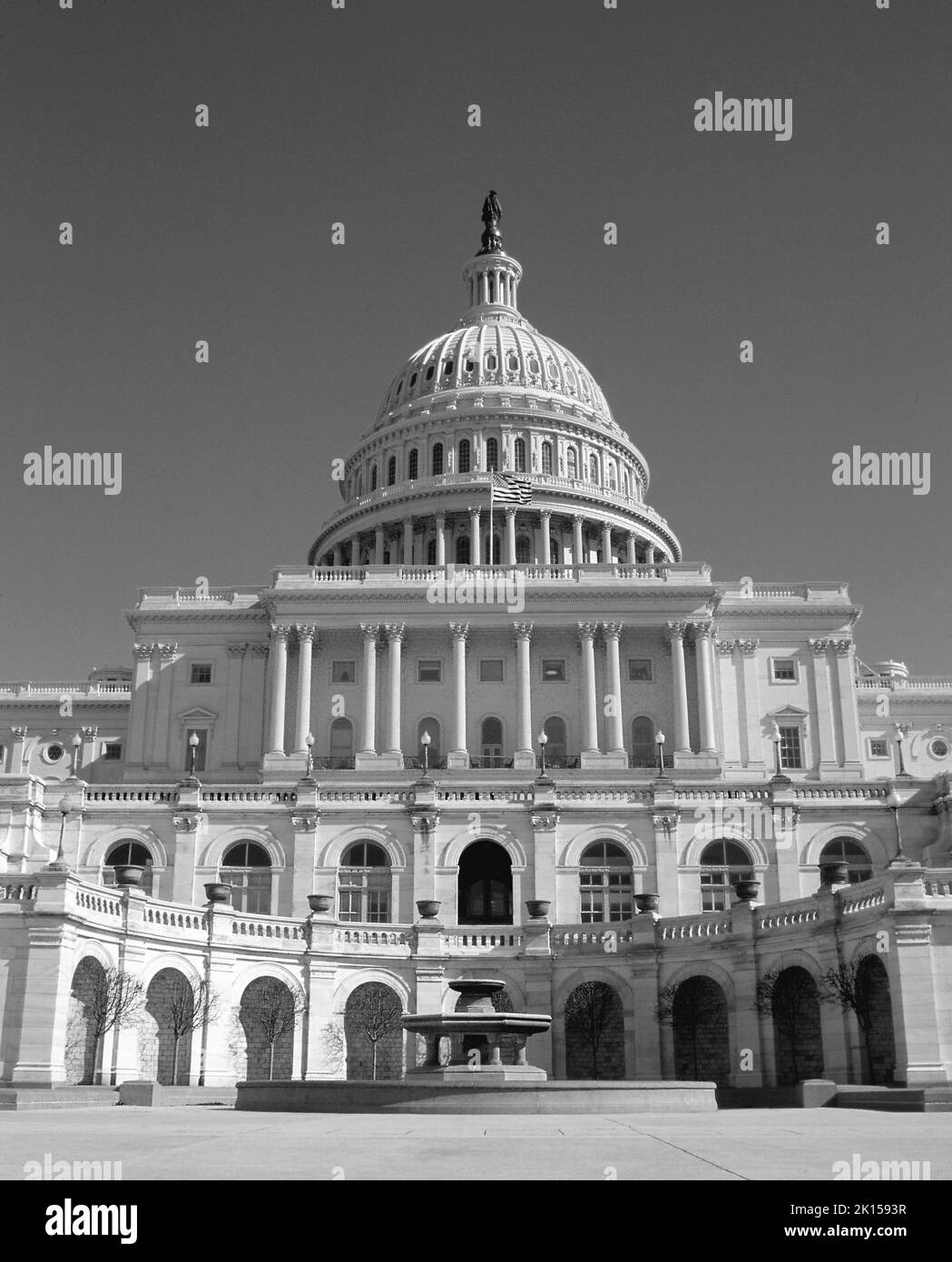 Foto in bianco e nero dell'edificio del Campidoglio degli Stati Uniti senza persone a Washington, D.C., District of Columbia, cielo senza nuvole, Foto Stock