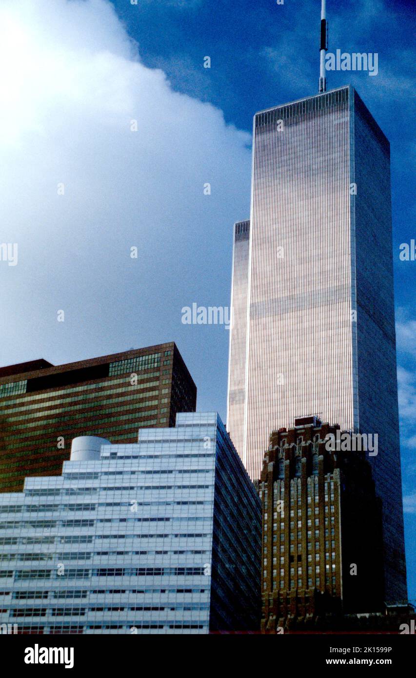 Le Twin Towers presso il WTC, World Trade Center, dominano pacificamente lo skyline di Lower Manhattan prima degli attacchi terroristici del 11th settembre. Foto Stock