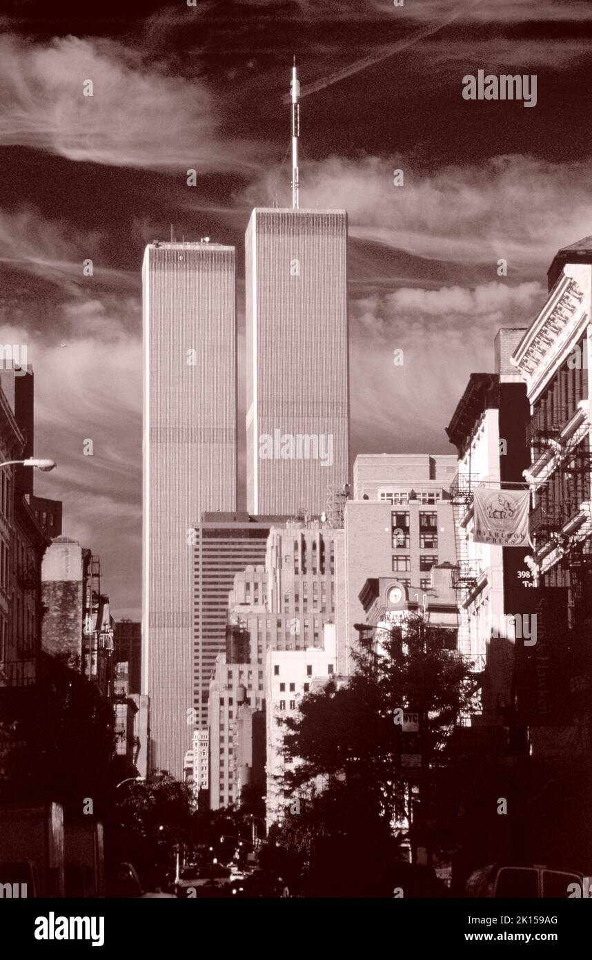 Le Twin Towers presso il WTC, World Trade Center, dominano pacificamente lo skyline di Lower Manhattan prima degli attacchi terroristici del 11th settembre. Foto Stock