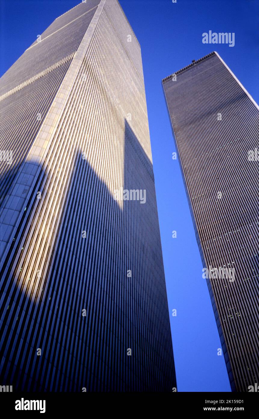 Le Twin Towers presso il WTC, World Trade Center, dominano pacificamente lo skyline di Lower Manhattan prima degli attacchi terroristici del 11th settembre. Foto Stock