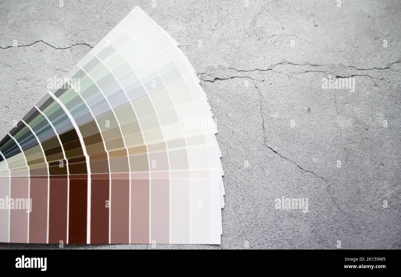 Campioni di vernice colori tonalità terra campione per il design degli interni. Sfondo astratto e concreto, copia spazio. Foto Stock