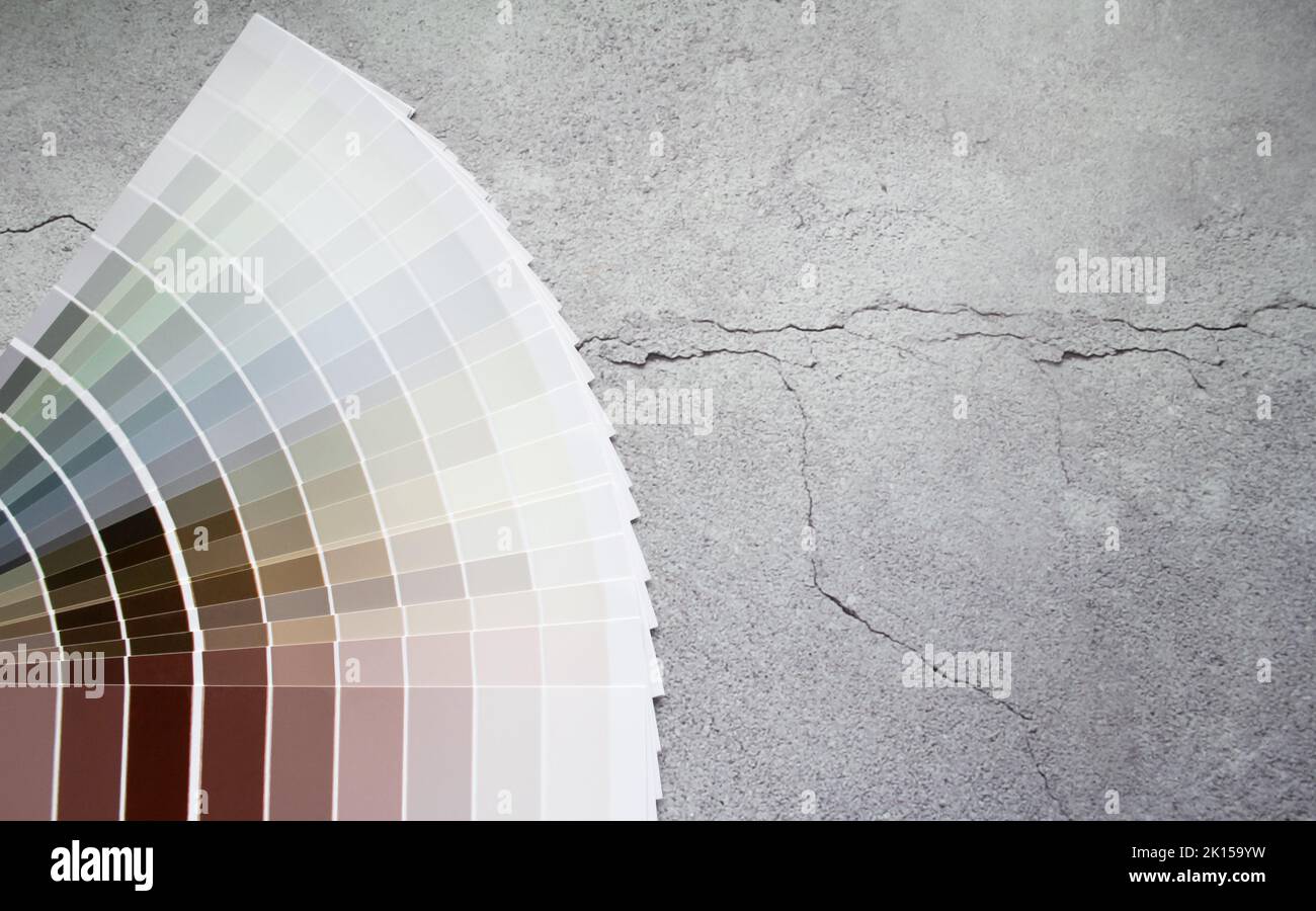 Campioni di vernice colori tonalità terra campione per il design degli interni. Sfondo astratto e concreto, copia spazio. Foto Stock