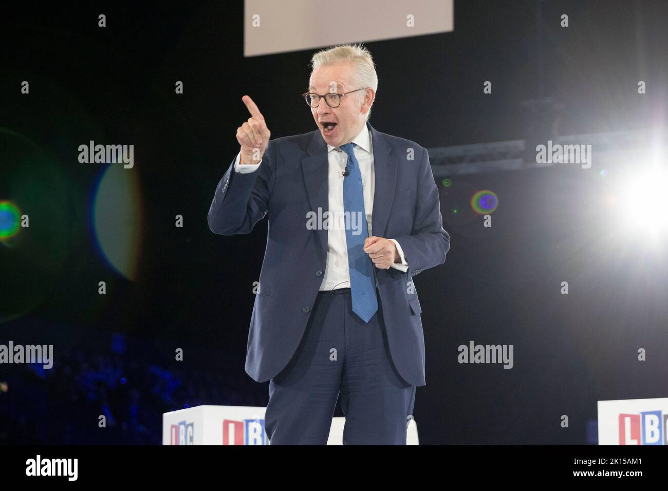 Le ultime marchette si svolgono stasera a Wembley a Londra. Nella foto: Michael Gove MP dà un discorso in approvazione di Rushi Sunak che è la n Foto Stock