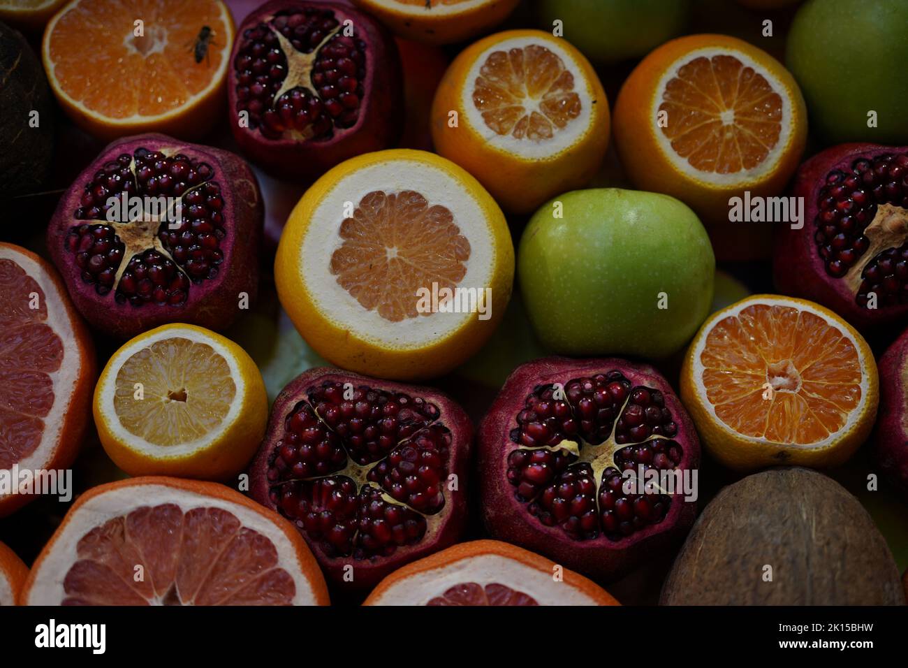 melograni rossi succosi e biologici sbucciati Foto Stock