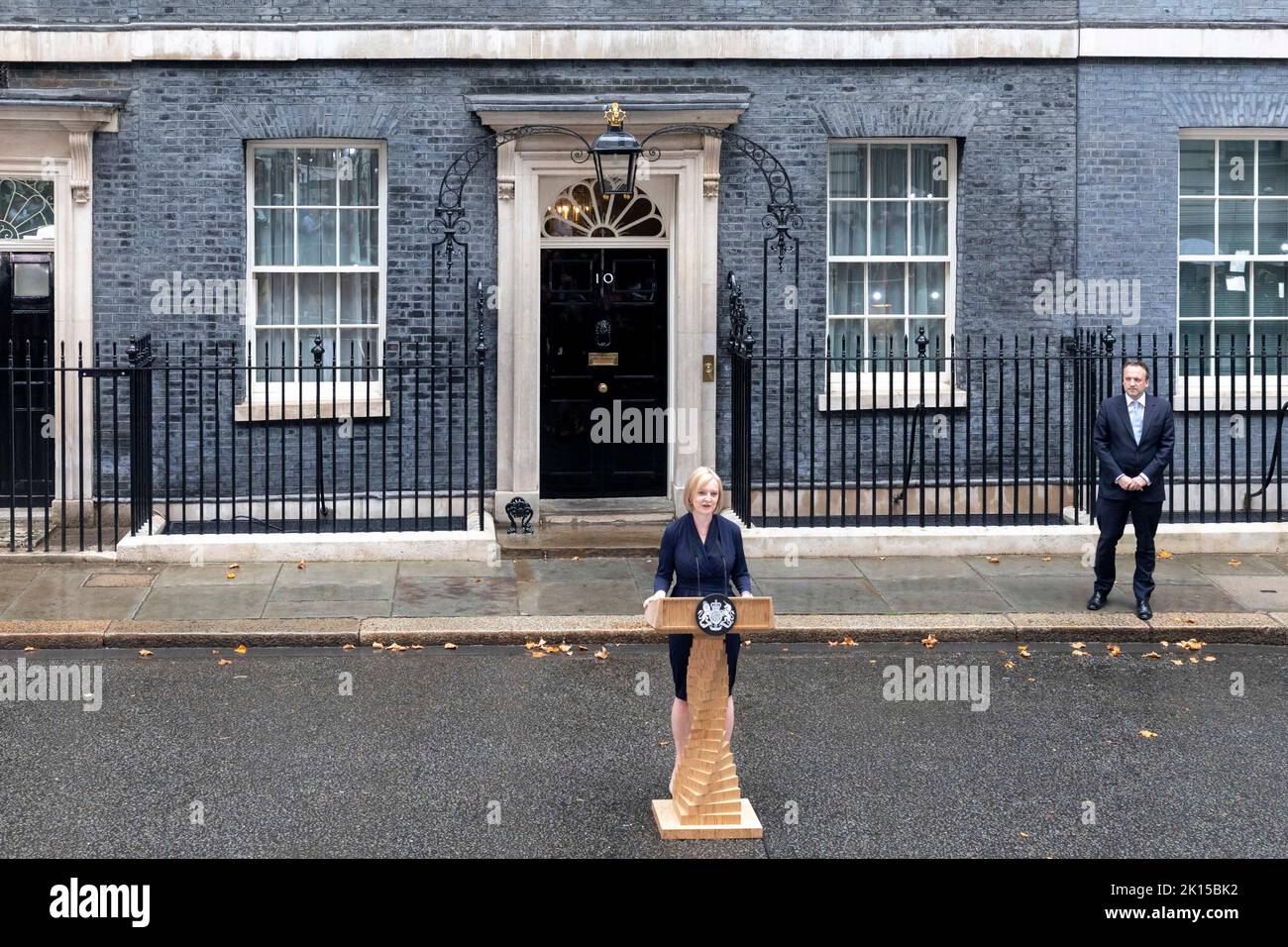 Il nuovo leader Tory e il primo Ministro britannico Liz Truss, dopo aver incontrato la Regina, hanno pronunciato il suo primo discorso a Downing Street questo pomeriggio Foto Stock