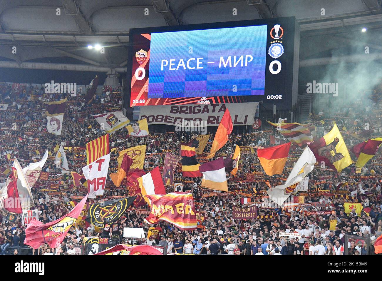 Roma, Italia. 15th Set, 2022. COME tifosi di Roma durante la partita di calcio della UEFA Europa League 2022-2023 tra AS Roma e HJK Helsinki allo Stadio Olimpico di Roma il 15 settembre 2022. Credit: Independent Photo Agency/Alamy Live News Foto Stock