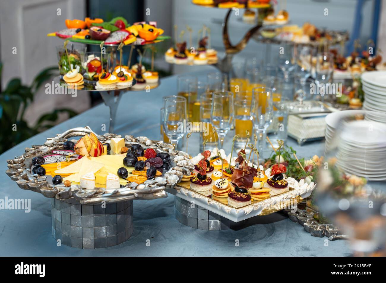 vari snack e bevande al tavolo durante l'evento. Foto Stock