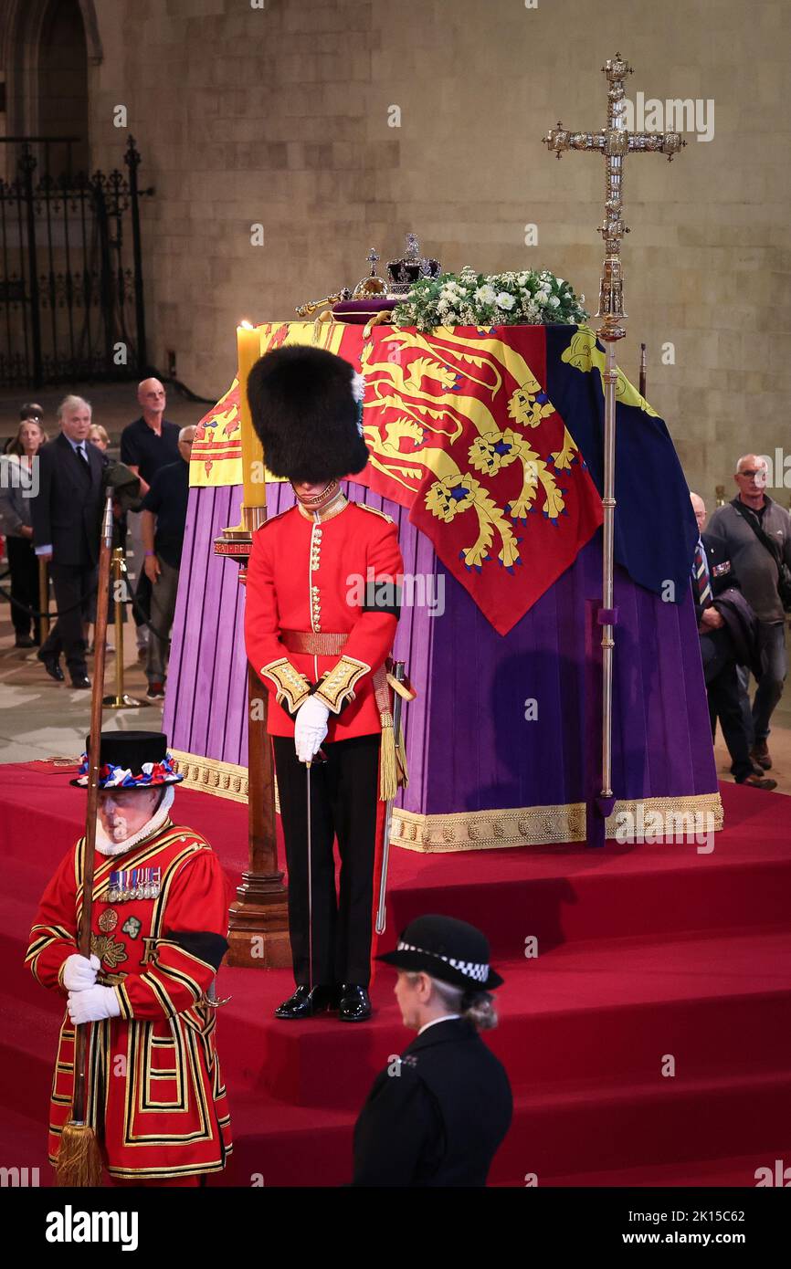 Londra, Regno Unito. 15th Set, 2022. I pianatori camminano lentamente oltre la bara della Regina Elisabetta II nella sala di Westminster e dicono Arrivederci. La bara con la regina è disposta per quattro giorni nel Palazzo di Westminster (Parlamento). La regina britannica Elisabetta II morì il 08.09.2022 all'età di 96 anni. Credit: Christian Charisius/dpa/Alamy Live News Foto Stock