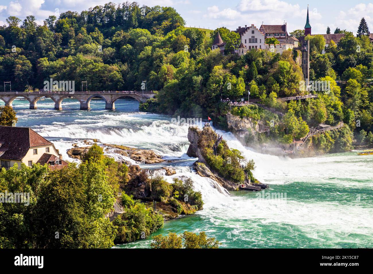 Vista sulle cascate del Reno con il castello di Laufen, Neuhausen am Rheinfall, Svizzera Foto Stock