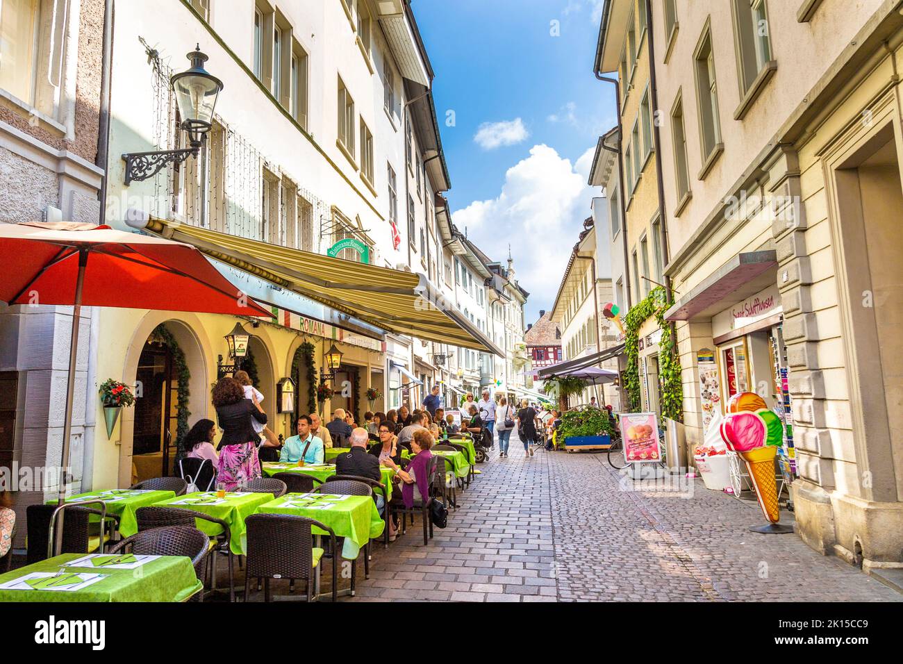Persone che cenano all'aperto su Unterstadt Street a Shaffhausen, Svizzera Foto Stock