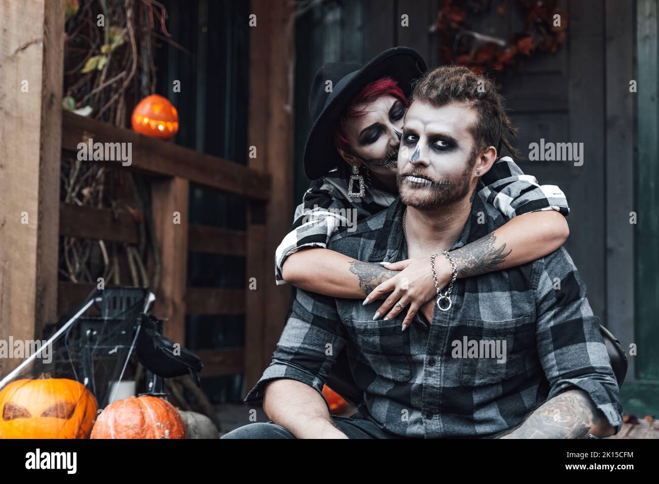 Costume Da Macellaio Horror – Set 5 Pezzi Con Grembiule Sanguinante, Coltello Finto, Copricapo, Guanti E Tatuaggi Adesivi