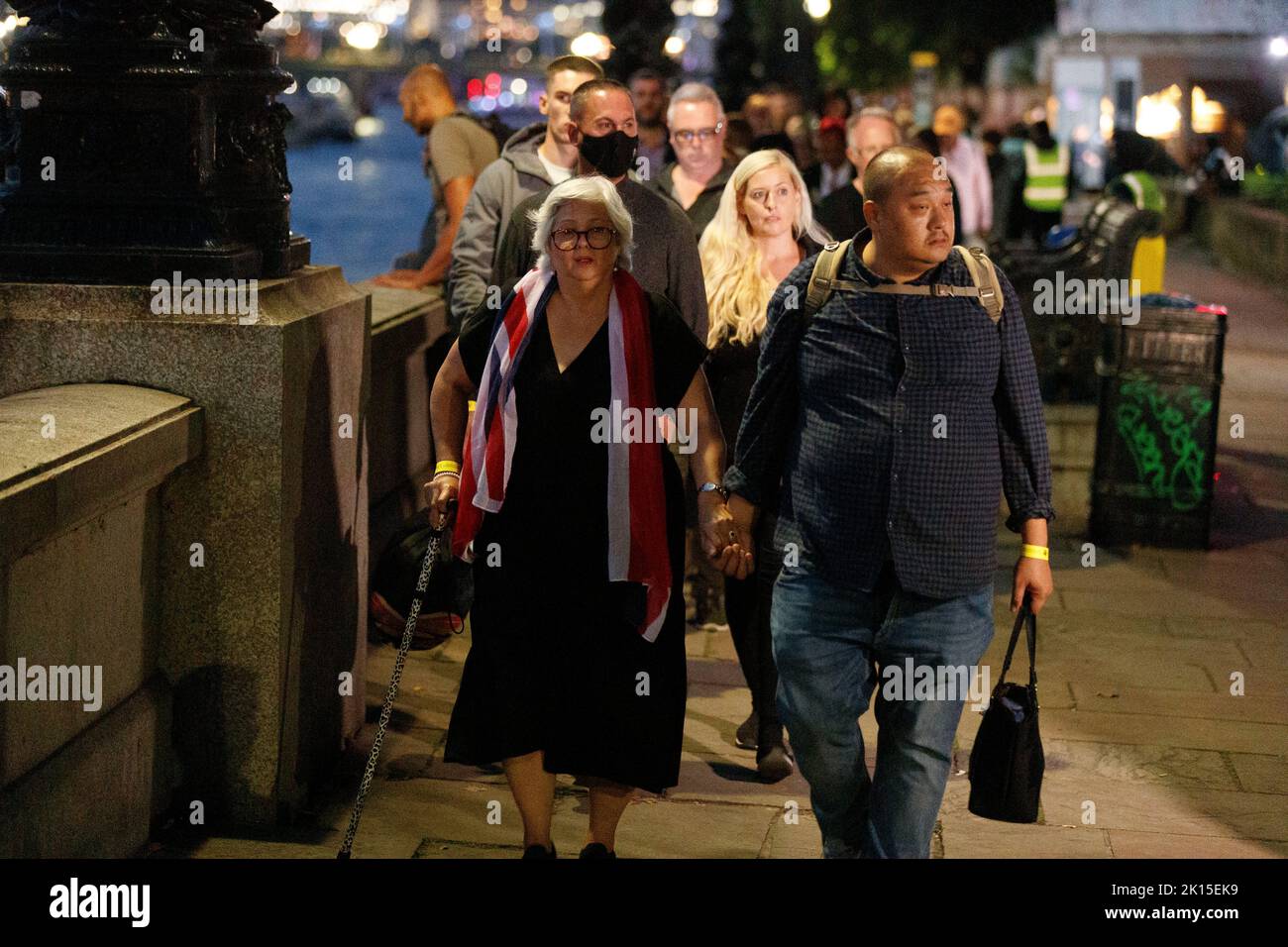 Una signora indossa una bandiera di Union Jack come sciarpa davanti al Parlamento britannico per vedere la bara della Regina Elisabetta II che giace nello Stato all'interno della Westminster Hall, presso il Palazzo di Westminster. I membri del pubblico possono rendere omaggio a sua Maestà la Regina Elisabetta II per 23 ore al giorno dal 14 settembre 2022. Una lunga coda si allunga per 10 miglia attraverso Londra e si prevede che un milione di persone si uniranno al sdraiato nello stato della regina Elisabetta II al Palazzo di Westminster nei prossimi giorni fino al funerale alle 06:30 di lunedì 19 settembre 2022. (Foto di May James/SOPA Images/Sipa USA) Foto Stock