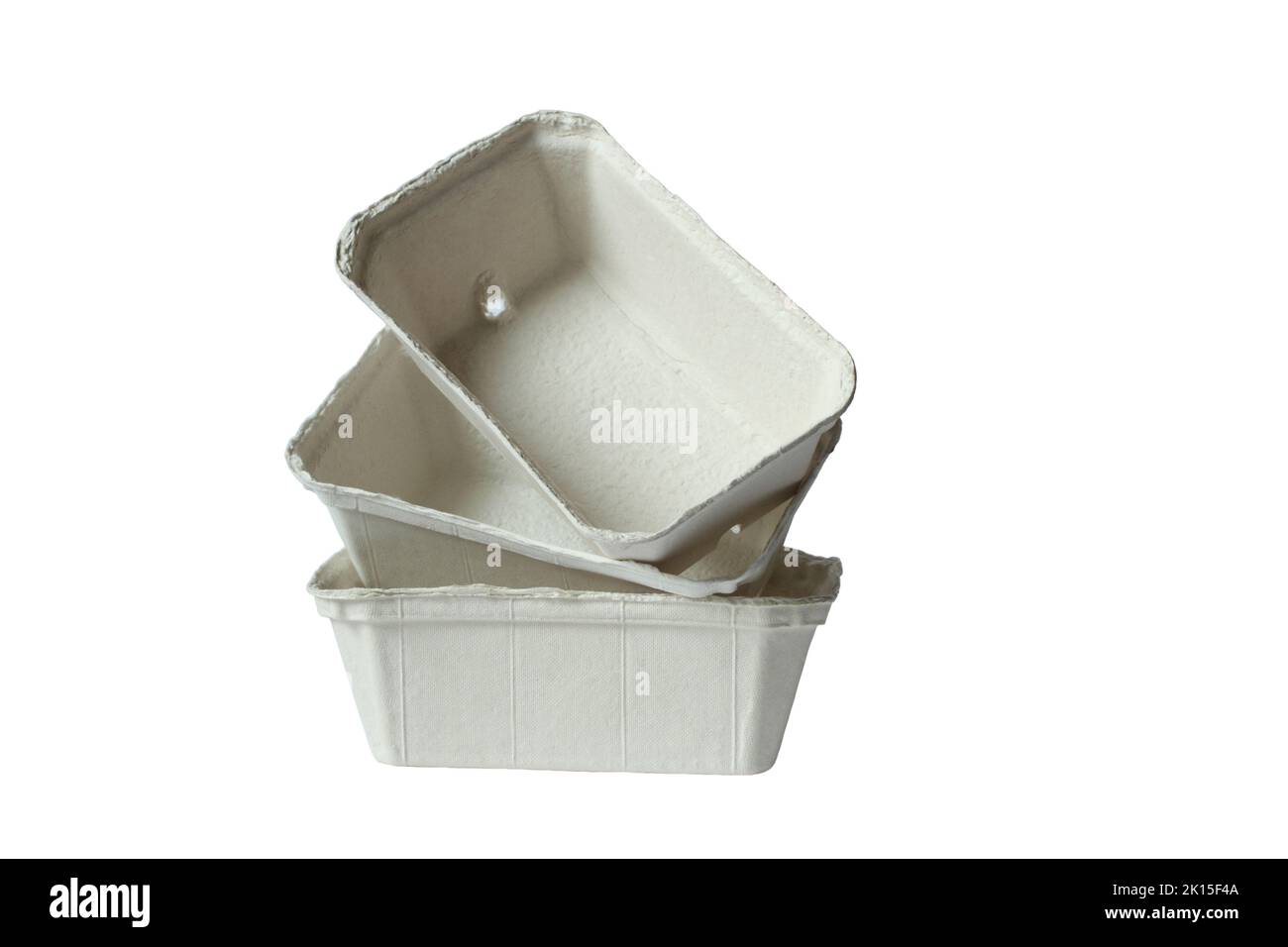 Vassoi per alimenti biodegradabili realizzati in cartone pressato isolato su sfondo bianco. Primo piano Foto Stock