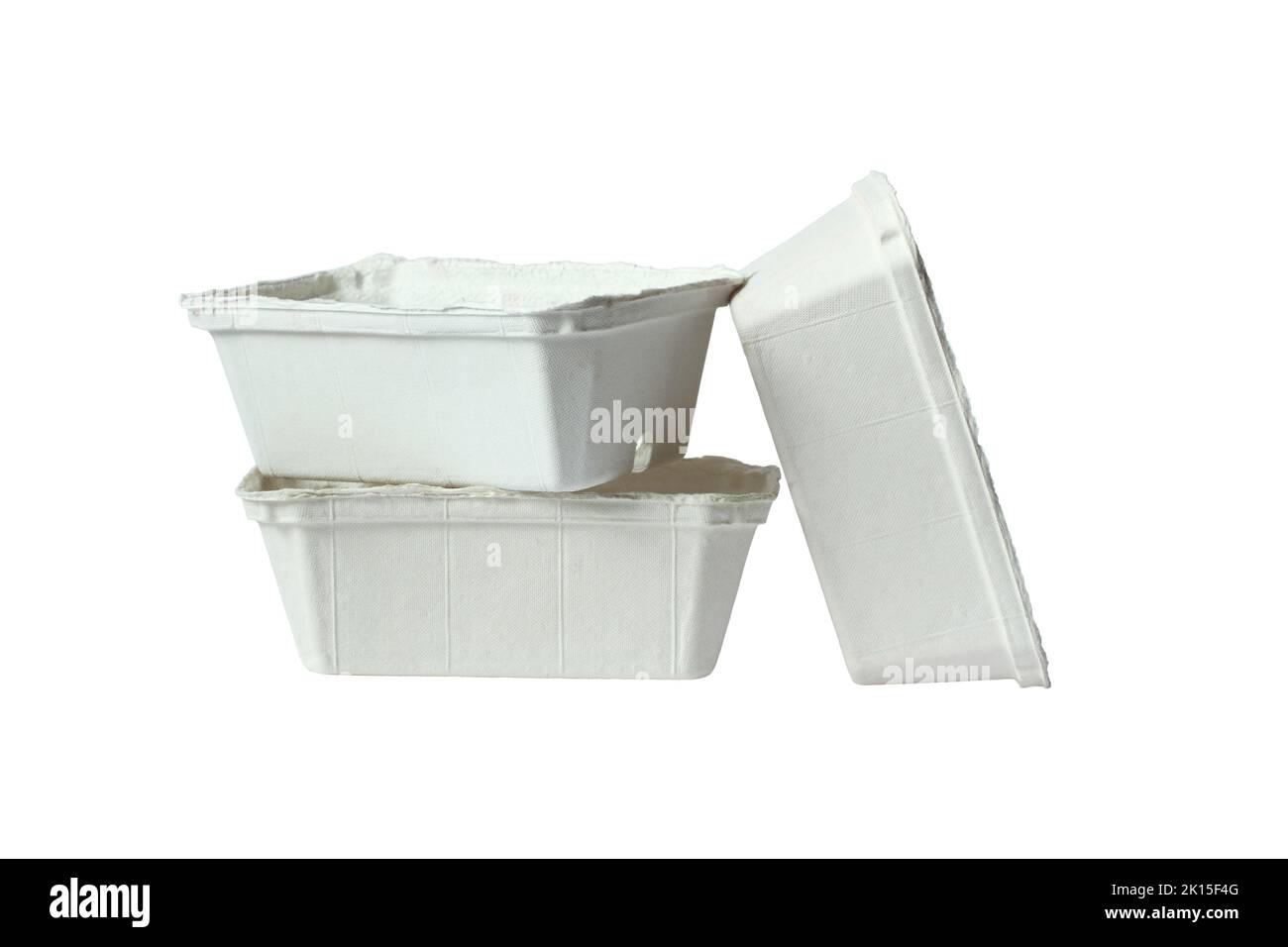 Vassoi per alimenti biodegradabili realizzati in cartone pressato isolato su sfondo bianco. Primo piano Foto Stock