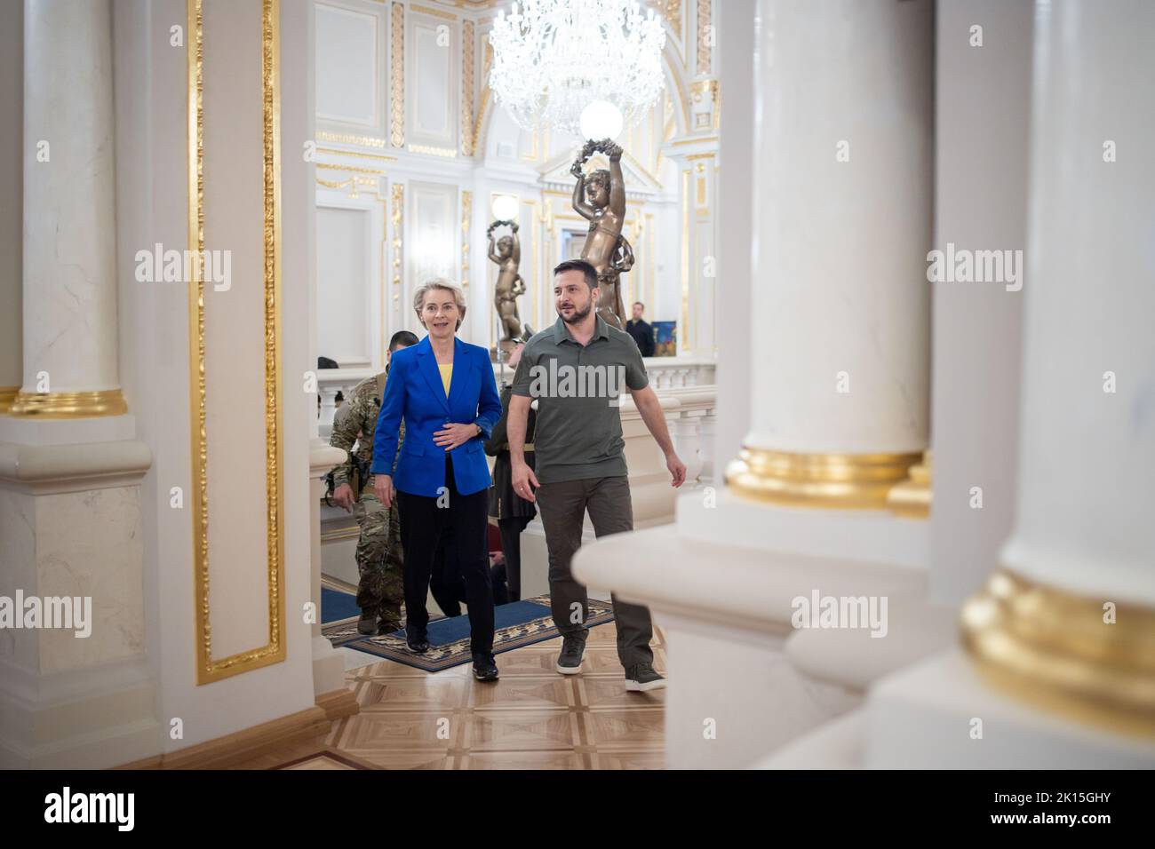 Kiev, Ucraina. 15th Set, 2022. Il presidente ucraino Volodymyr Zelenskyy, a destra, accompagna il presidente della Commissione europea Ursula von der Leyen, a sinistra, all'arrivo per i colloqui al palazzo Mariinskyi, 15 settembre 2022 a Kyiv Ucraina. Credit: Sarsenov Daniiar/Ukraine Presidency/Alamy Live News Foto Stock