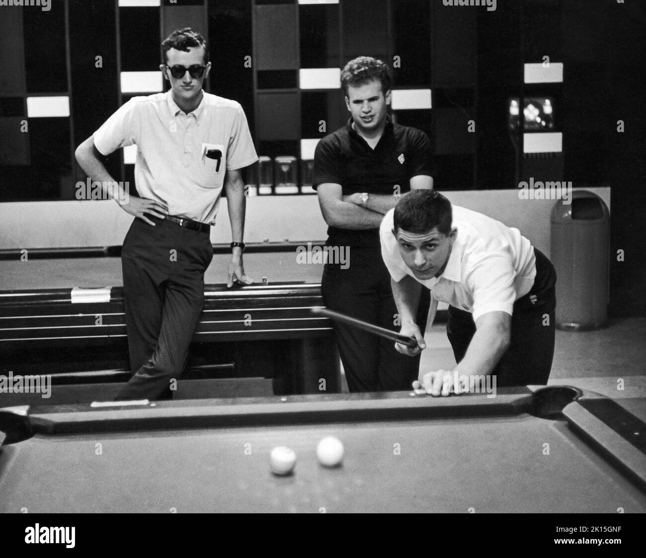 Giocatori in una sala da biliardo del New Jersey nel 1963. Foto Stock