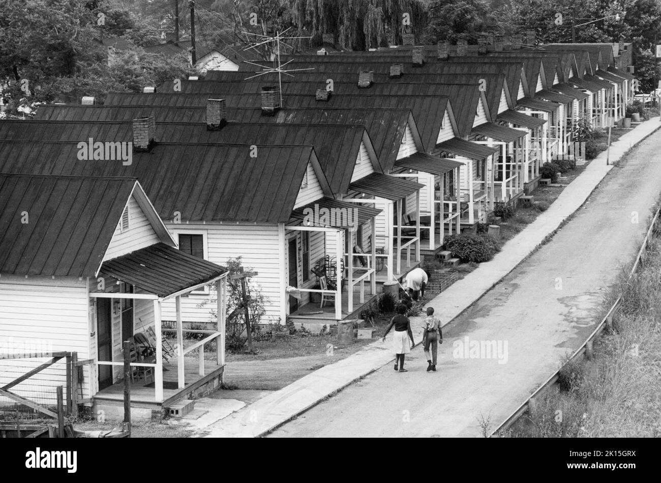 Row Houses in a Poor Section of Charlotte, NC; 6/18/1968. Foto Stock