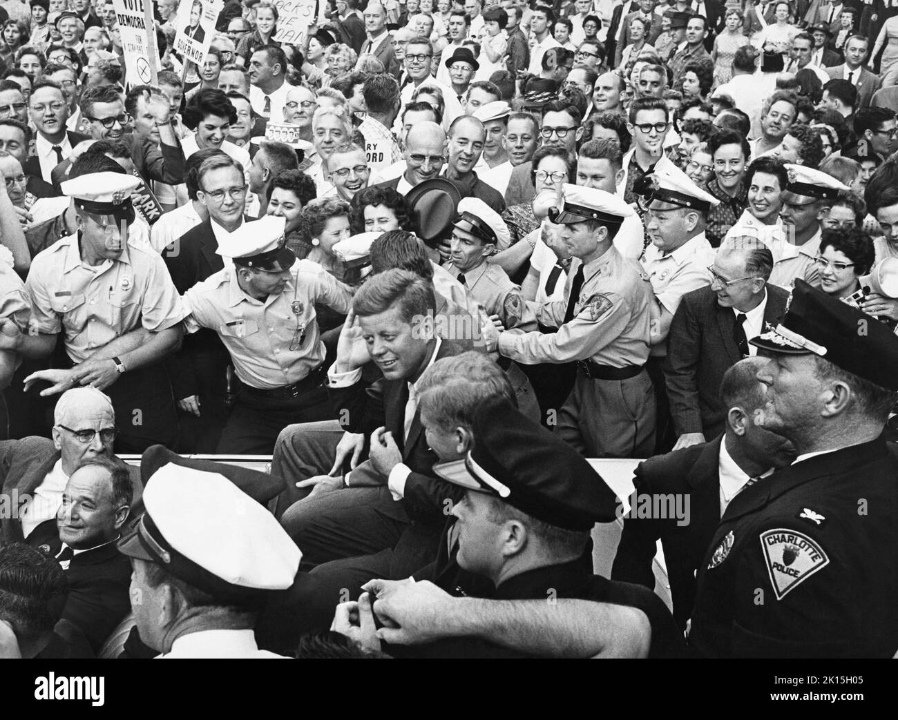 Il candidato presidenziale John F. Kennedy fa campagne nell'ottobre 1960 a Charlotte, NC, ed è accolto da centinaia di persone. JFK ha portato NC in quella elezione. Foto Stock