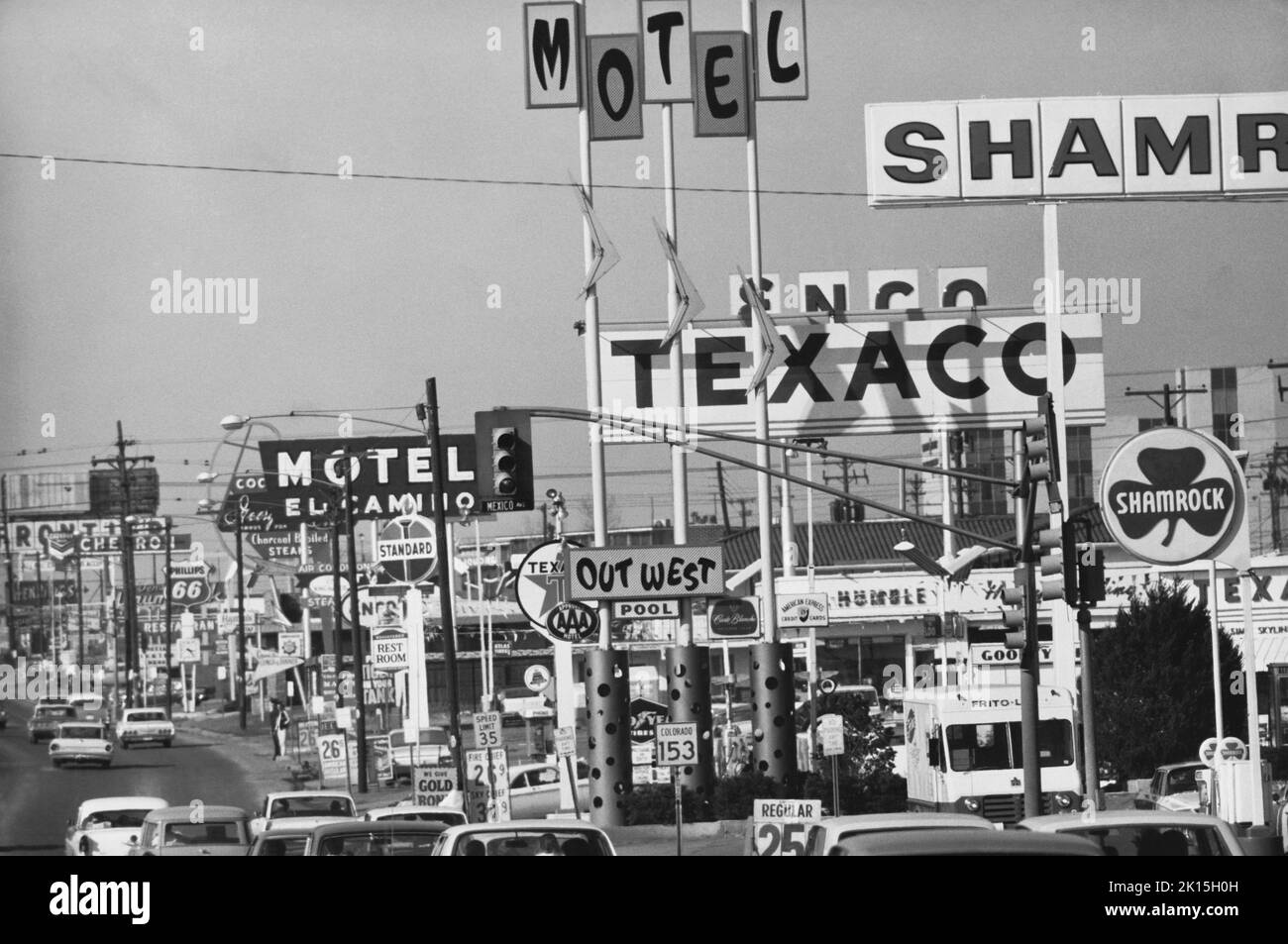 Uno sguardo ad una strada trafficata, (University Blvd.), a Denver, Colorado, circa 1965. Foto Stock