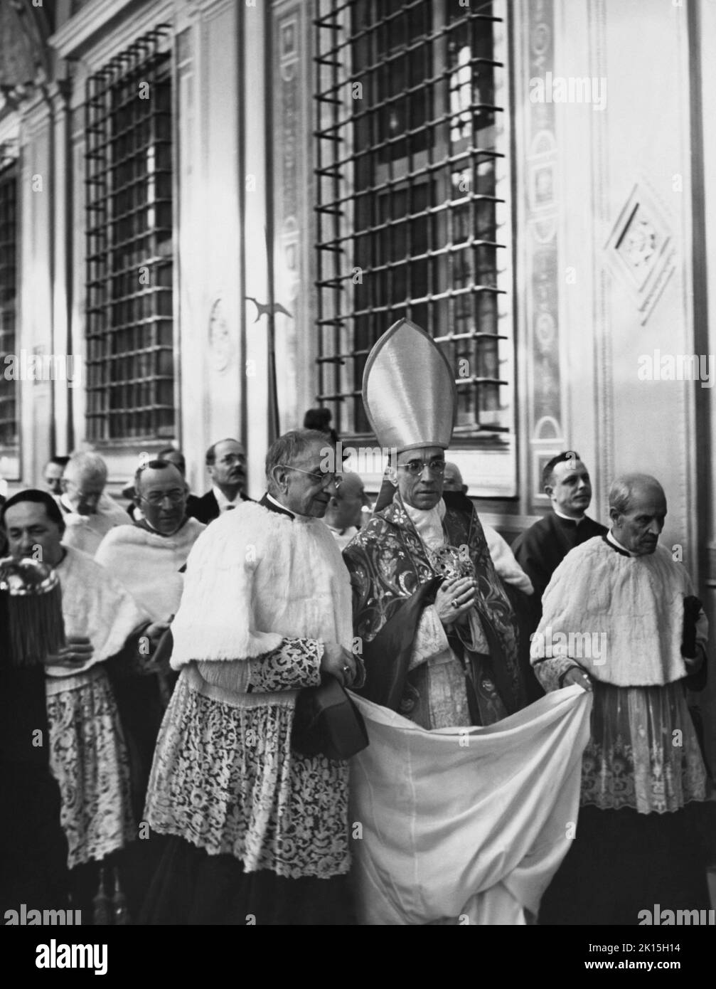 Papa Pio XII, accompagnato alle sue camere dai membri della famiglia papale dopo una cerimonia nella Cappella Sistina; non accompagnato. Foto Stock