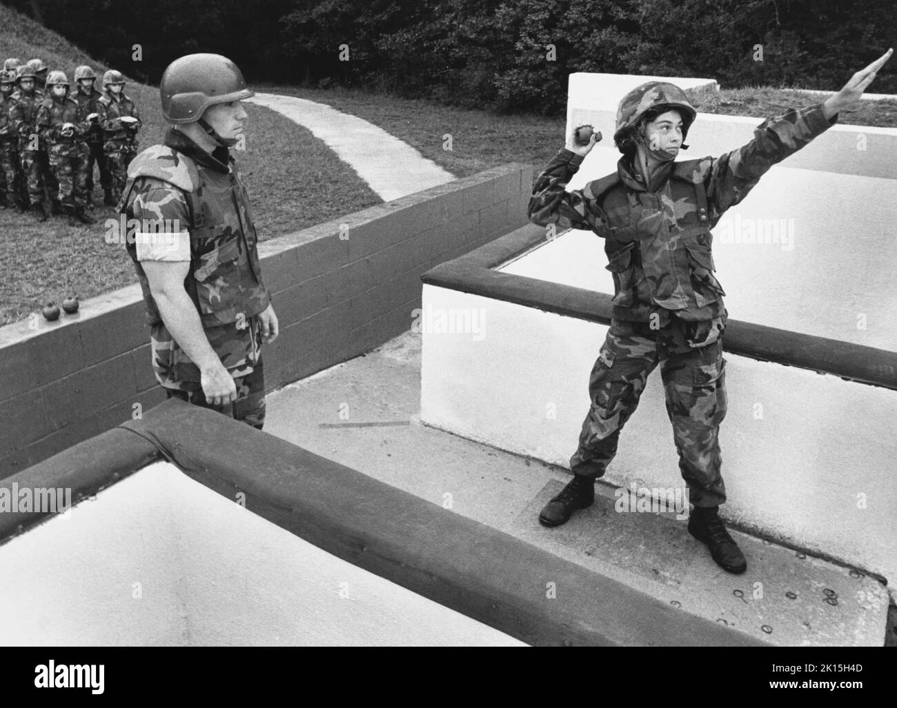 Parris Island, Carolina del Sud: Le reclute marine femminili fanno 5 tiri di pratica prima di lanciare dal vivo M60 granate di frammentazione sulla gamma. L'obiettivo è un lancio di almeno 15 metri; circa 1975 Foto Stock