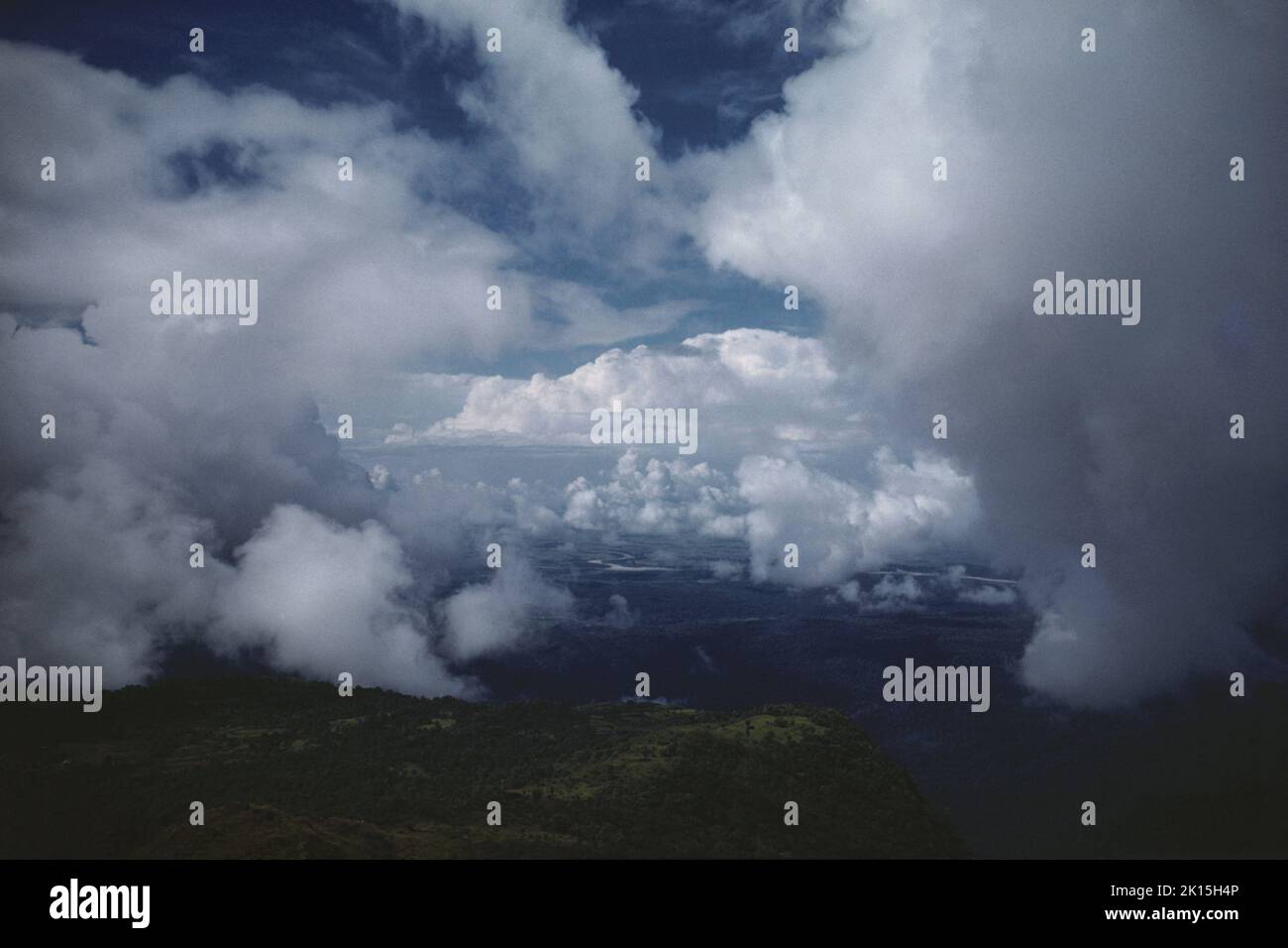 Raccolta di nuvole monsonica. Cerrapunji, Assam, India. Foto Stock