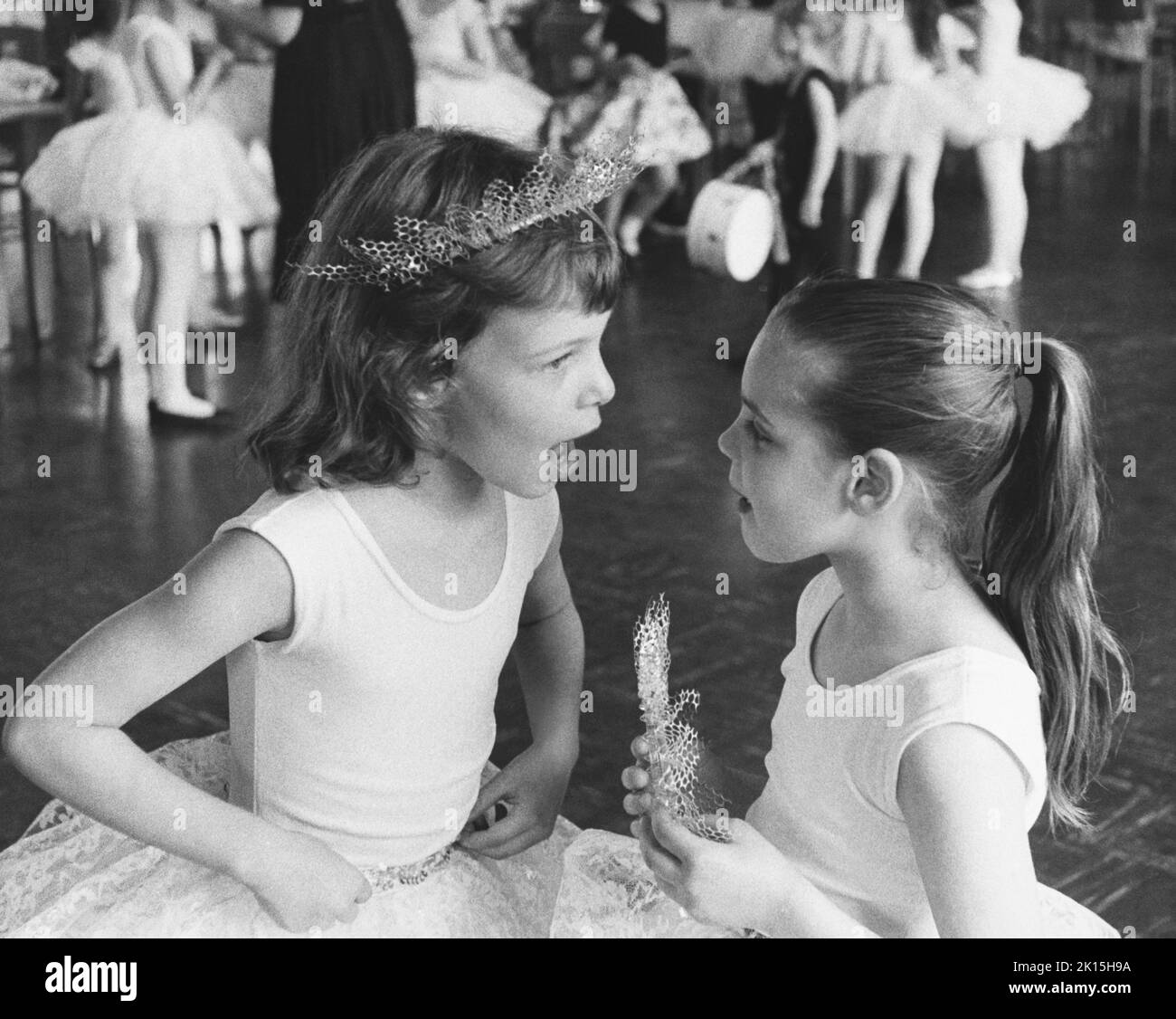 Due ragazze prima di un recital balletto. Circa anni '60, anni '70. Foto Stock