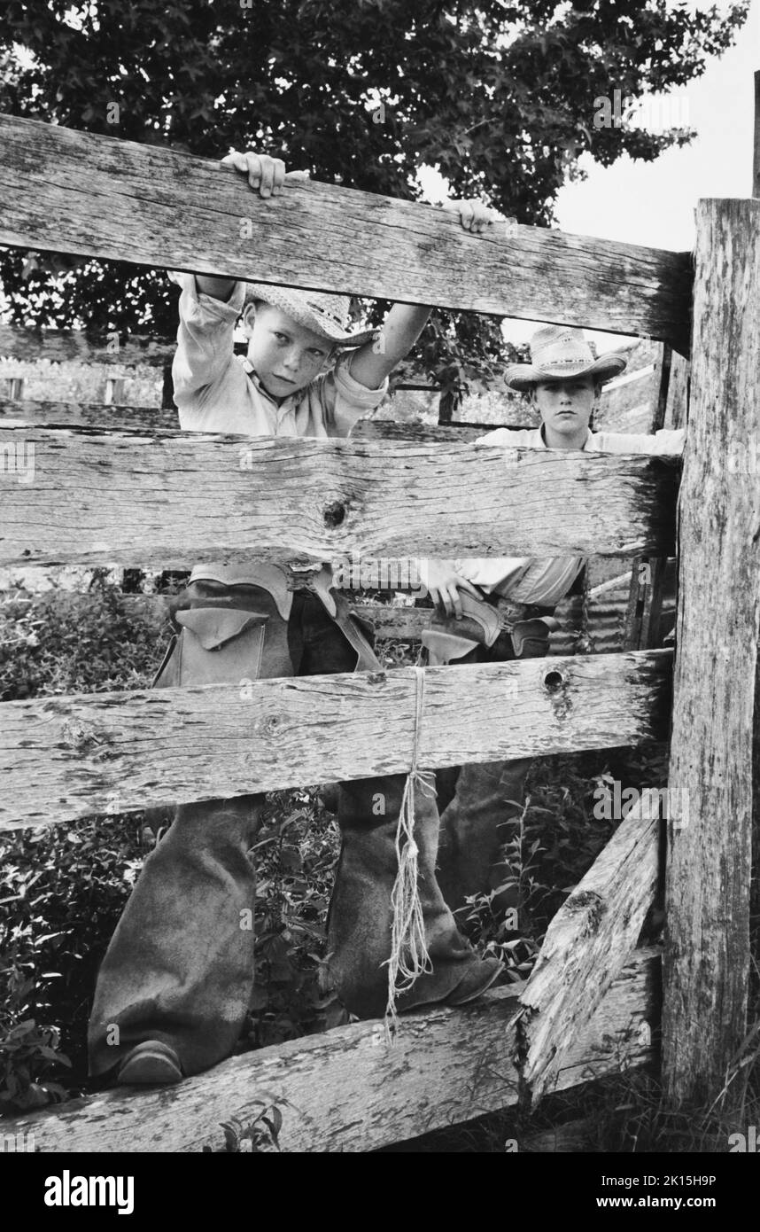 I fratelli Gillette posano per la macchina fotografica. Lovelady, Texas, circa anni '60. Foto Stock