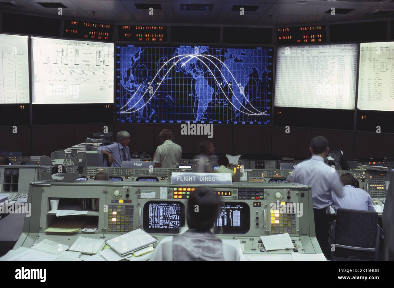 Uno sguardo alla sala di controllo della missione della NASA presso il Johnson Space Center, noto anche per il suo callsign, "Houston", durante una simulazione di una missione spaziale. Foto circa 1985. Foto Stock