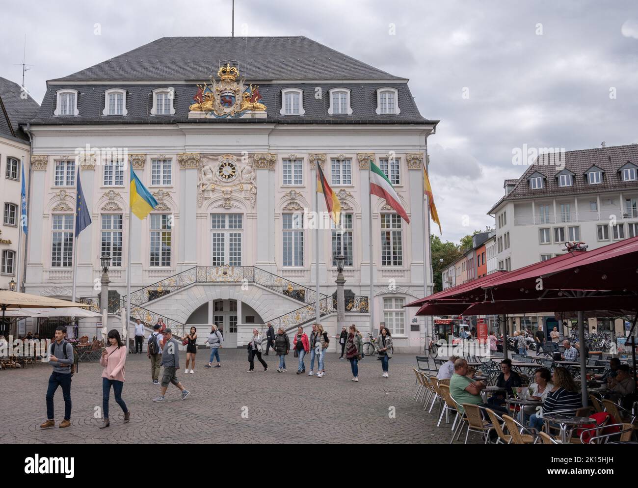 Bonn Settembre 2022: Lo storico Municipio della Città Vecchia si trova sulla piazza del mercato, il 'salotto' di Bonn. Il rococo edificio ospita, tra le altre cose, Foto Stock