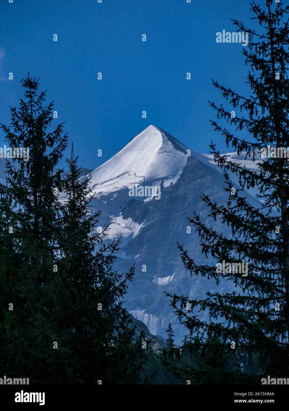 Grande montagna con ghiacciaio sulla strada per Kleine Scheidegg. Foto Stock