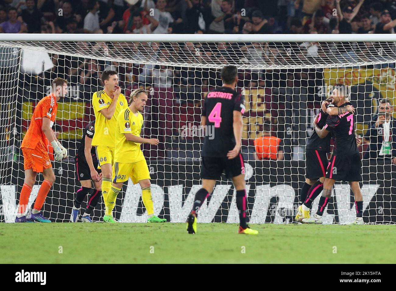 Lorenzo Pellegrini di Roma (R) festeggia dopo aver segnato 2-0 gol durante la partita della UEFA Europa League tra AS Roma e HJK Helsinki, Gruppo C, allo Stadio Olimpico di Roma, Italia, il 15 settembre 2022 - Foto Frederico Proietti / DPPI Foto Stock