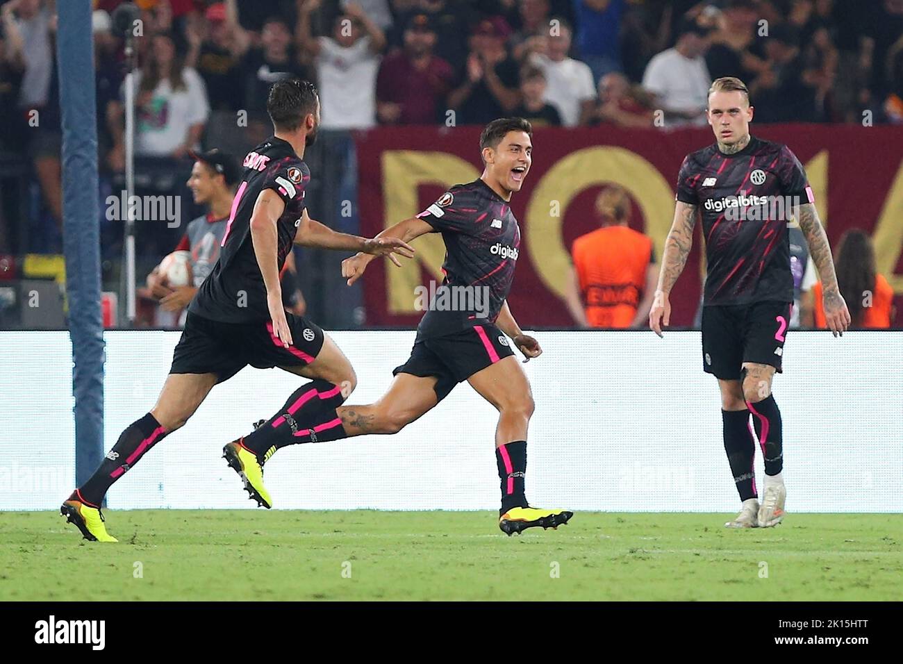 Paulo Dybala di Roma (C) festeggia dopo aver segnato 1-0 gol durante la partita della UEFA Europa League tra AS Roma e HJK Helsinki, Gruppo C, allo Stadio Olimpico di Roma, Italia, il 15 settembre 2022 - Foto Frederico Proietti / DPPI Foto Stock