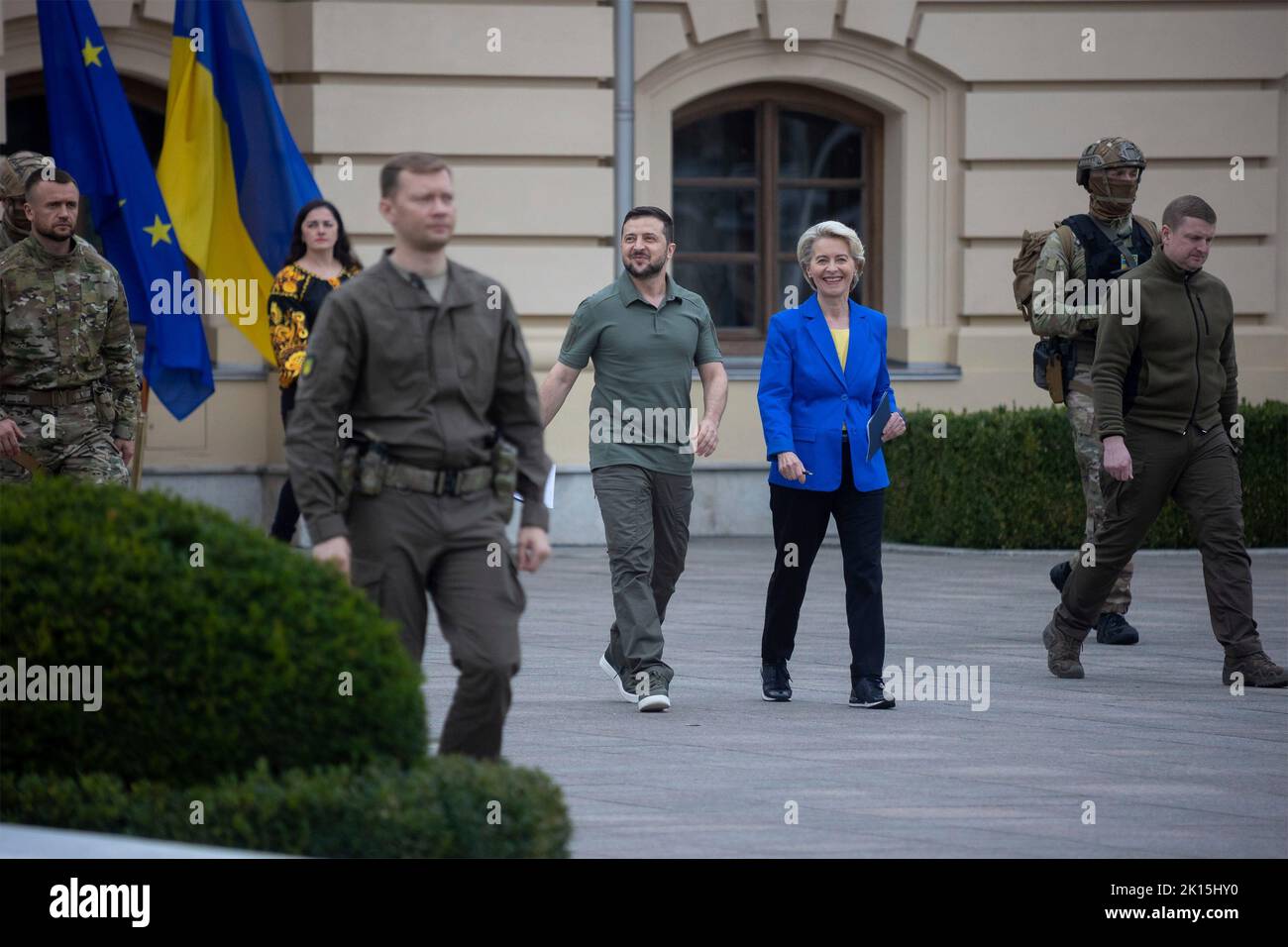 Kiev, Ucraina. 15th Set, 2022. Il presidente ucraino Volodymyr Zelenskyy, di sinistra, e il presidente della Commissione europea Ursula von der Leyen, di destra, si riuniscono per una conferenza stampa congiunta a Piazza della Costituzione, 15 settembre 2022 a Kyiv Ucraina. Credit: Sarsenov Daniiar/Ukraine Presidency/Alamy Live News Foto Stock