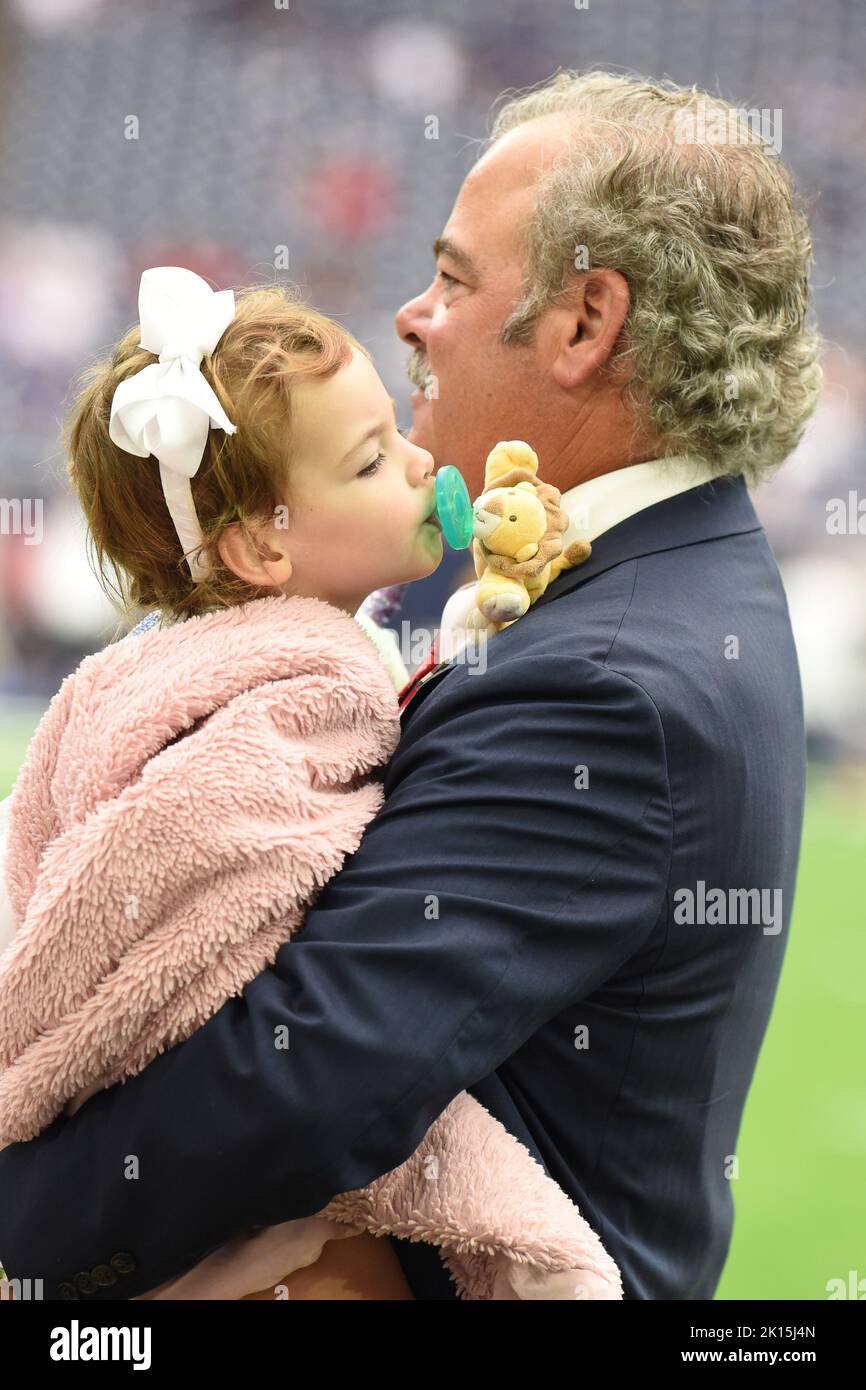Il proprietario dei texani di Houston Cal McNair e figlia prima della partita di football della NFL tra gli Indianapolis Colts e gli Houston Texans il 11 settembre 2022 Foto Stock