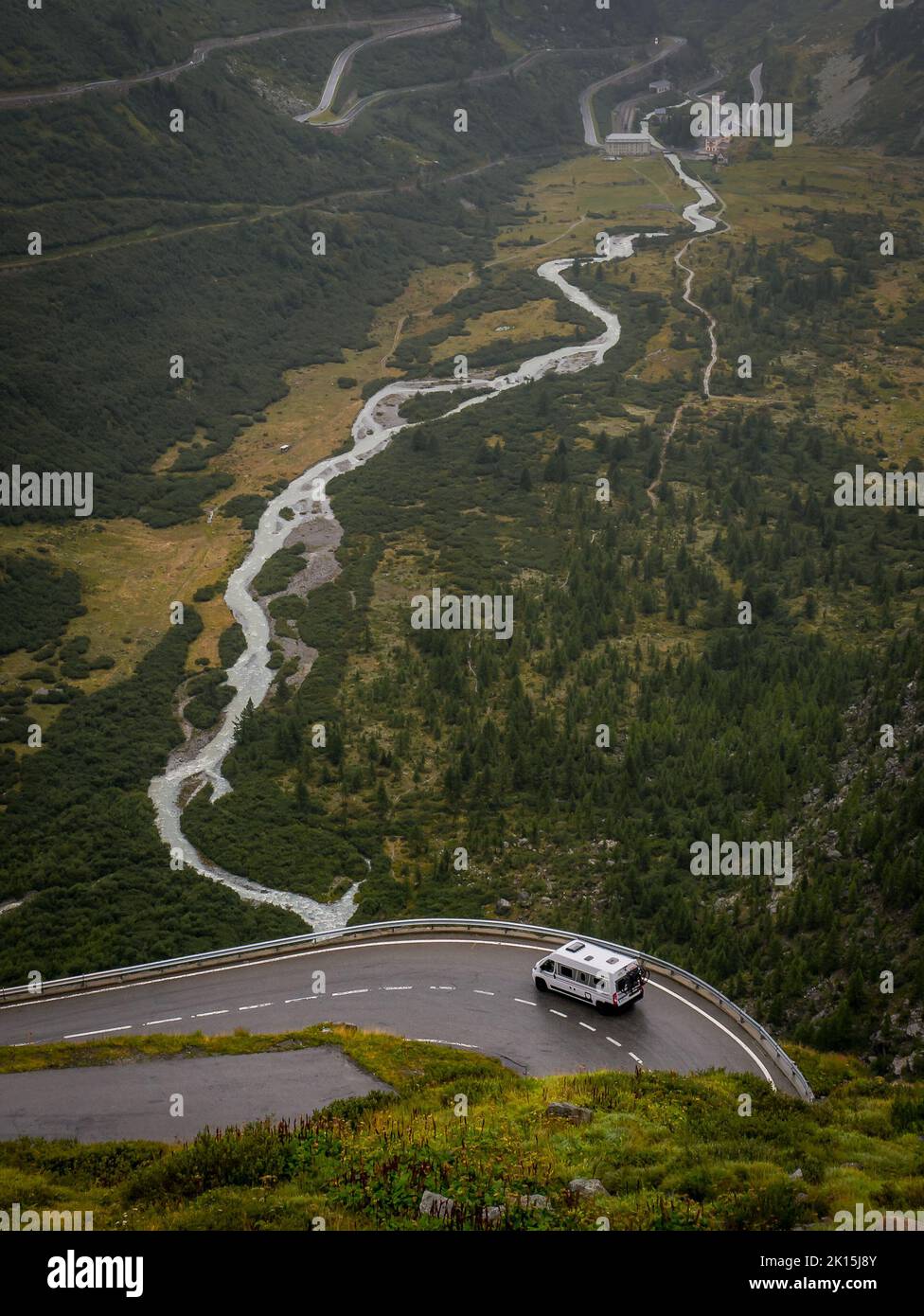 Strada tortuosa nei passi di montagna. Foto Stock