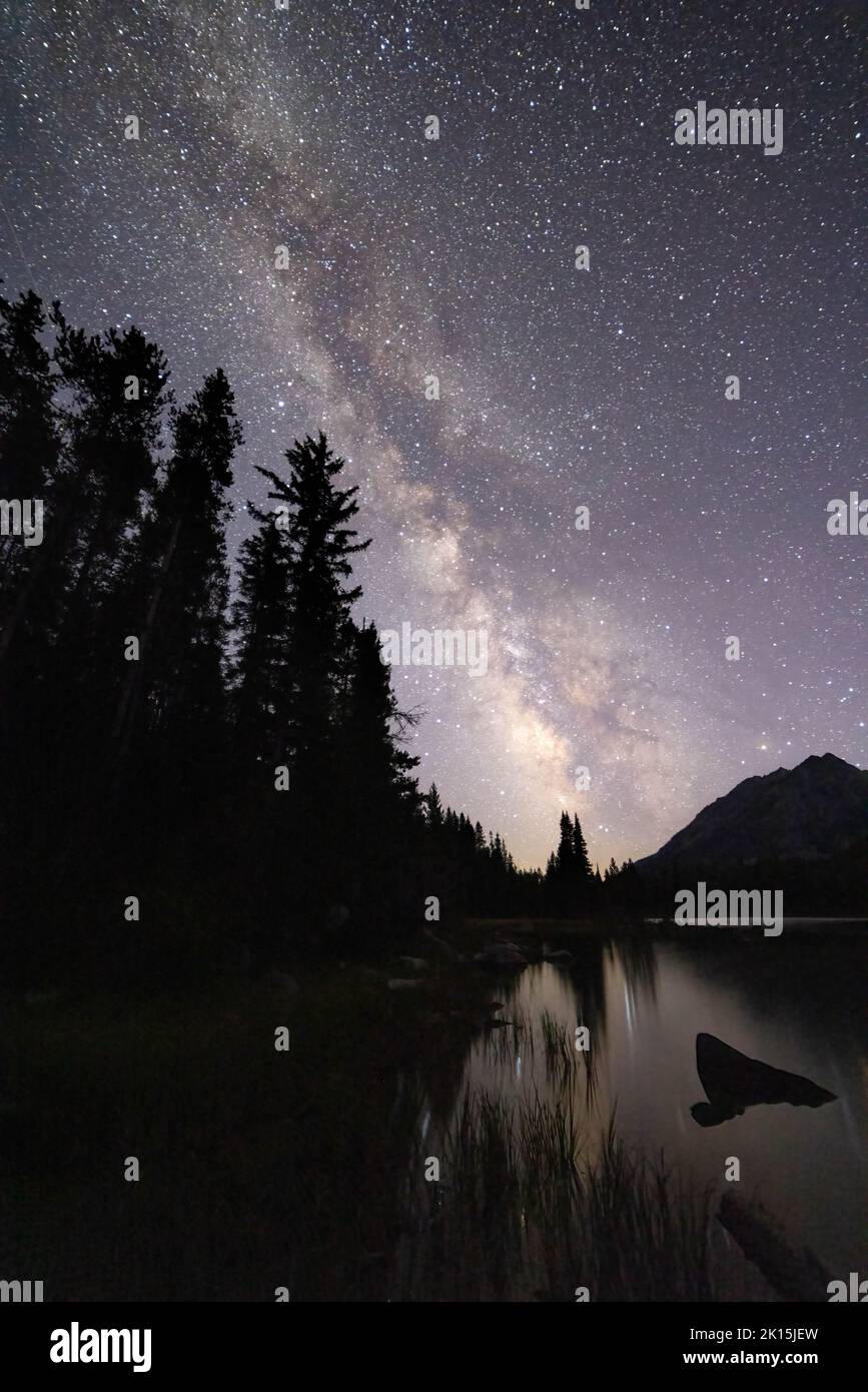 La Galassia della Via Lattea che sorge sopra il Lago Bearpaw e le Montagne Teton. Grand Teton National Park, Wyoming Foto Stock